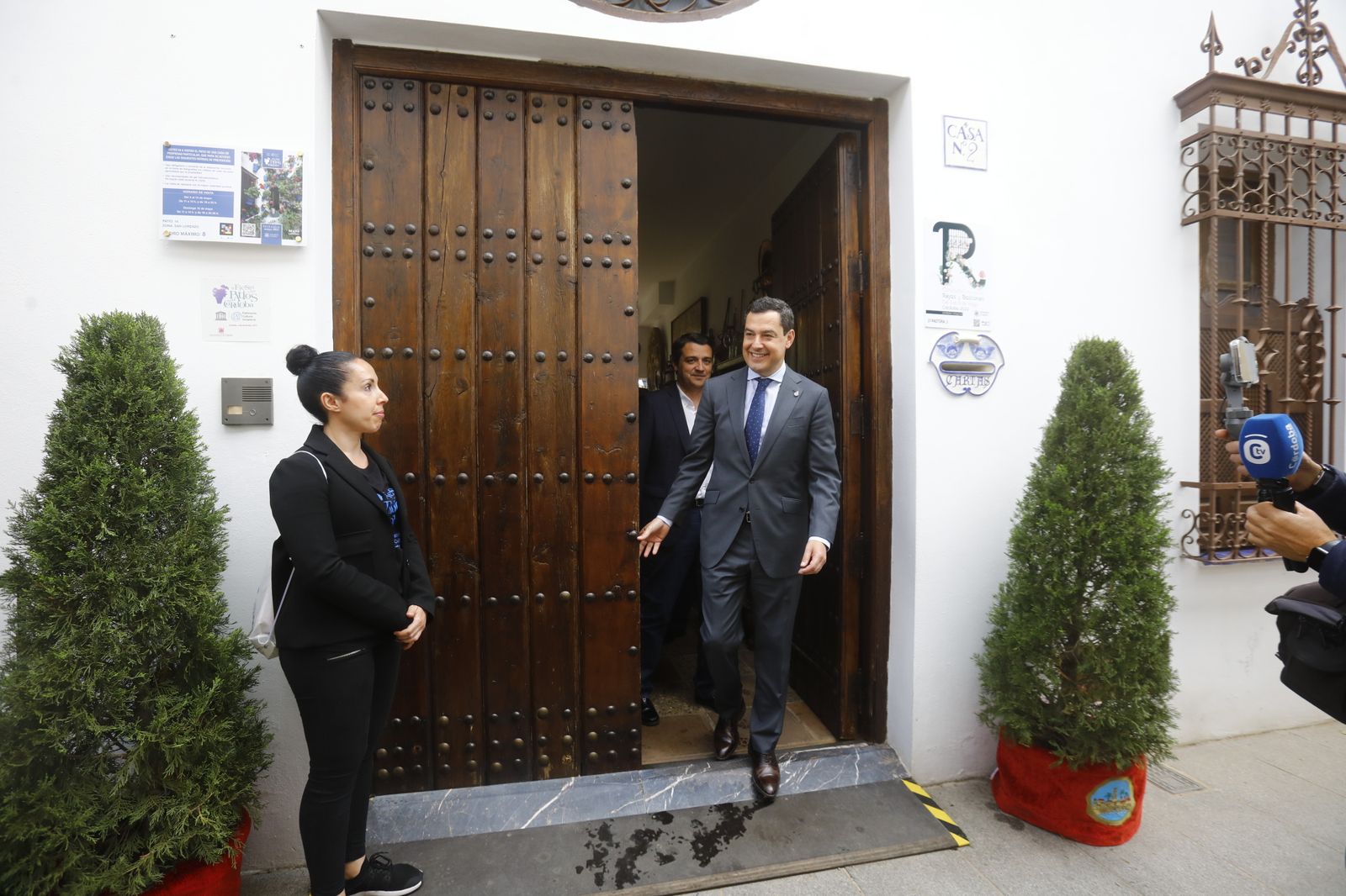 La visita de Juanma Moreno a los Patios de Córdoba, en imágenes.