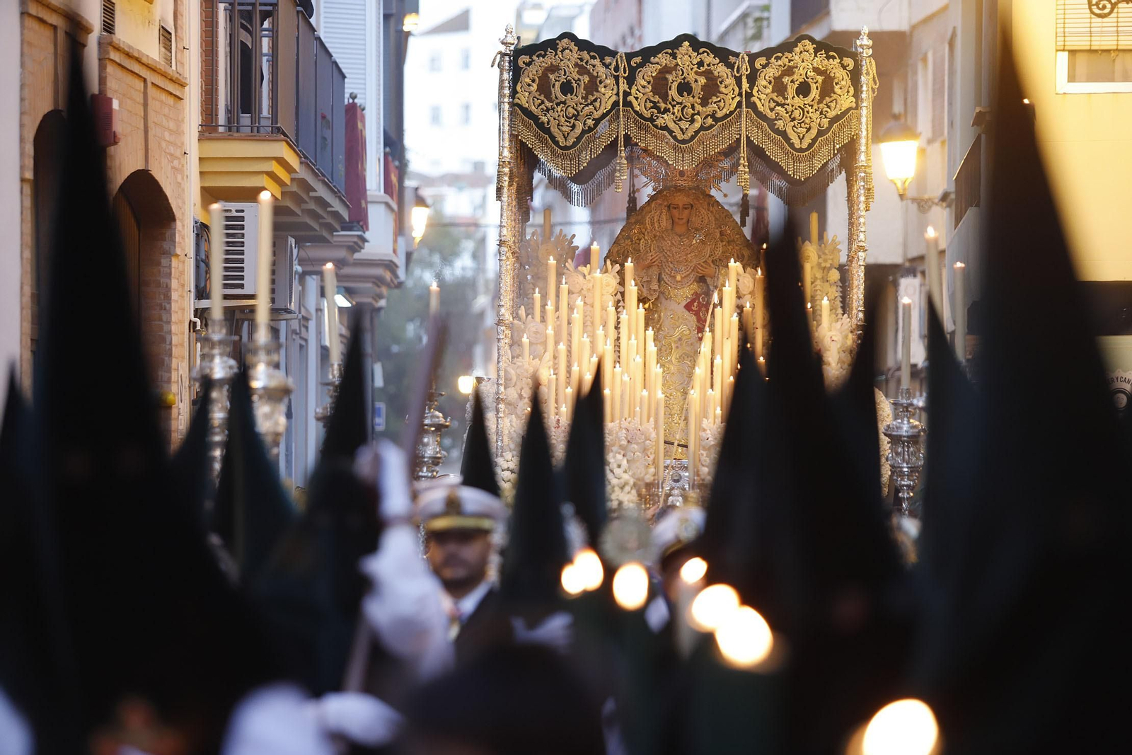 Imágenes de la estación de penitencia de la Hermandad de La Esperanza de Huelva