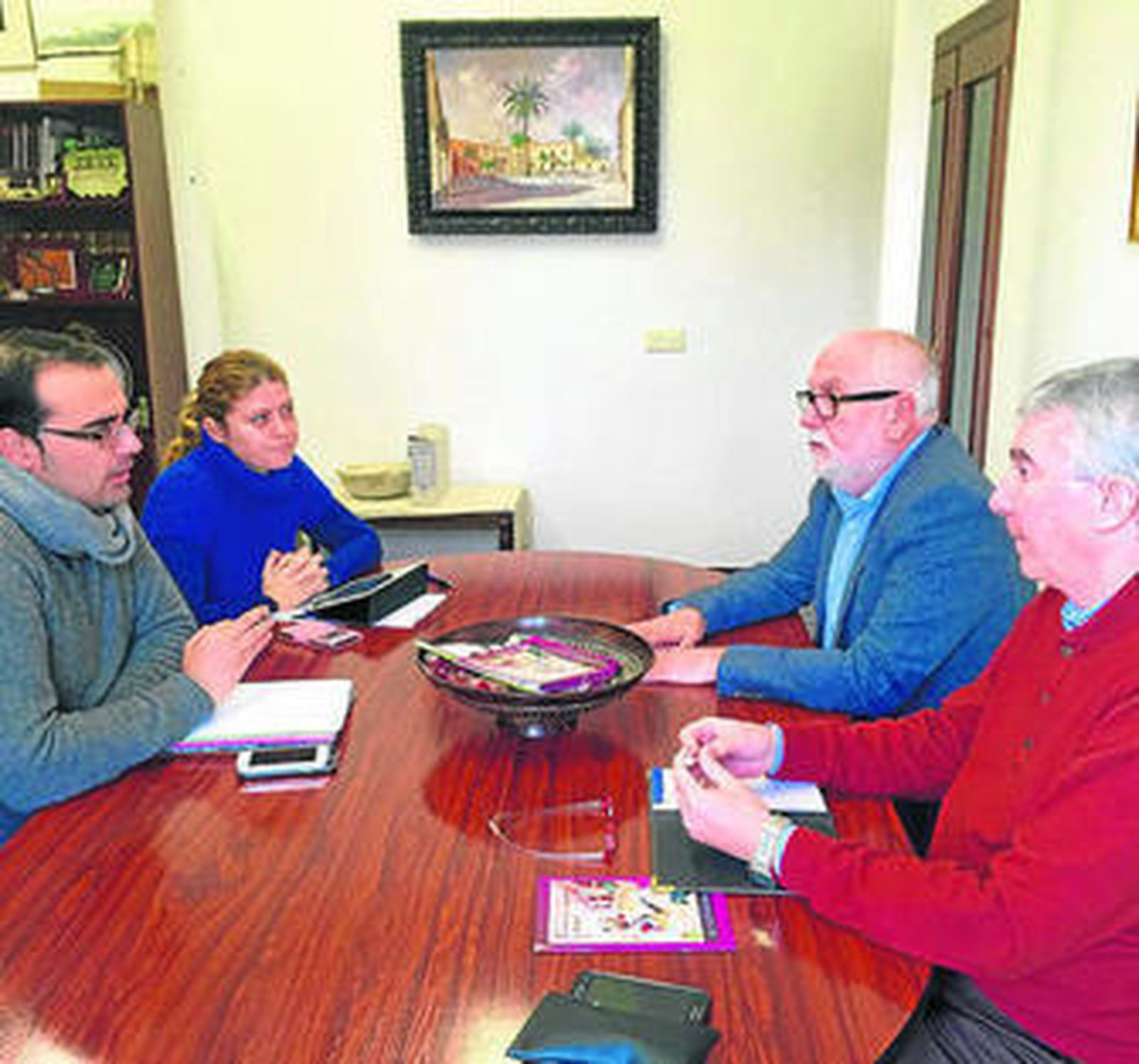 Un momento de la reunión entre el alcalde y el diputado de IU.