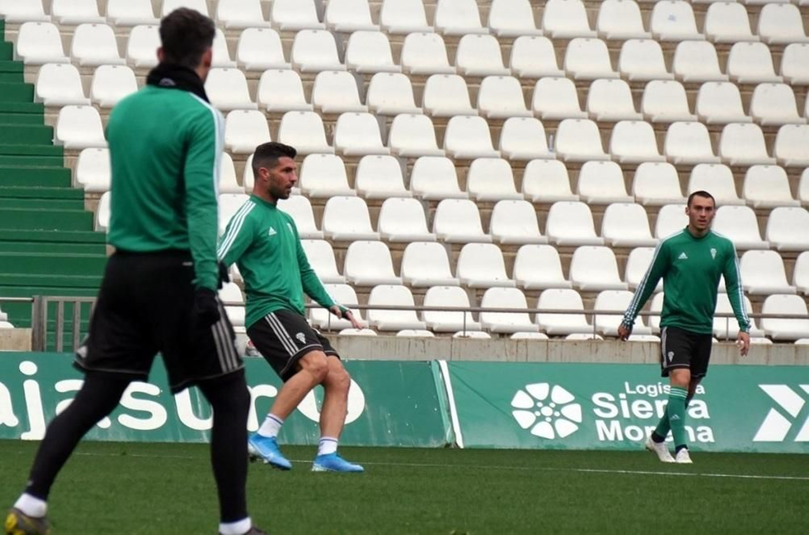 Willy, junto a Javi Flores y Moutinho, durante una sesión de trabajo en El Arcángel.