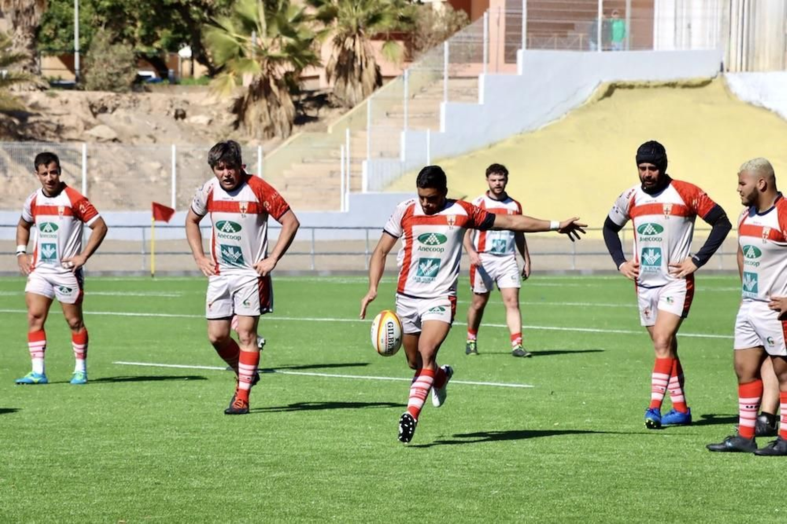 El cruzado Emilio Arias pone el oval en juego durante un encuentro disputado esta temporada en el Juan Rojas.