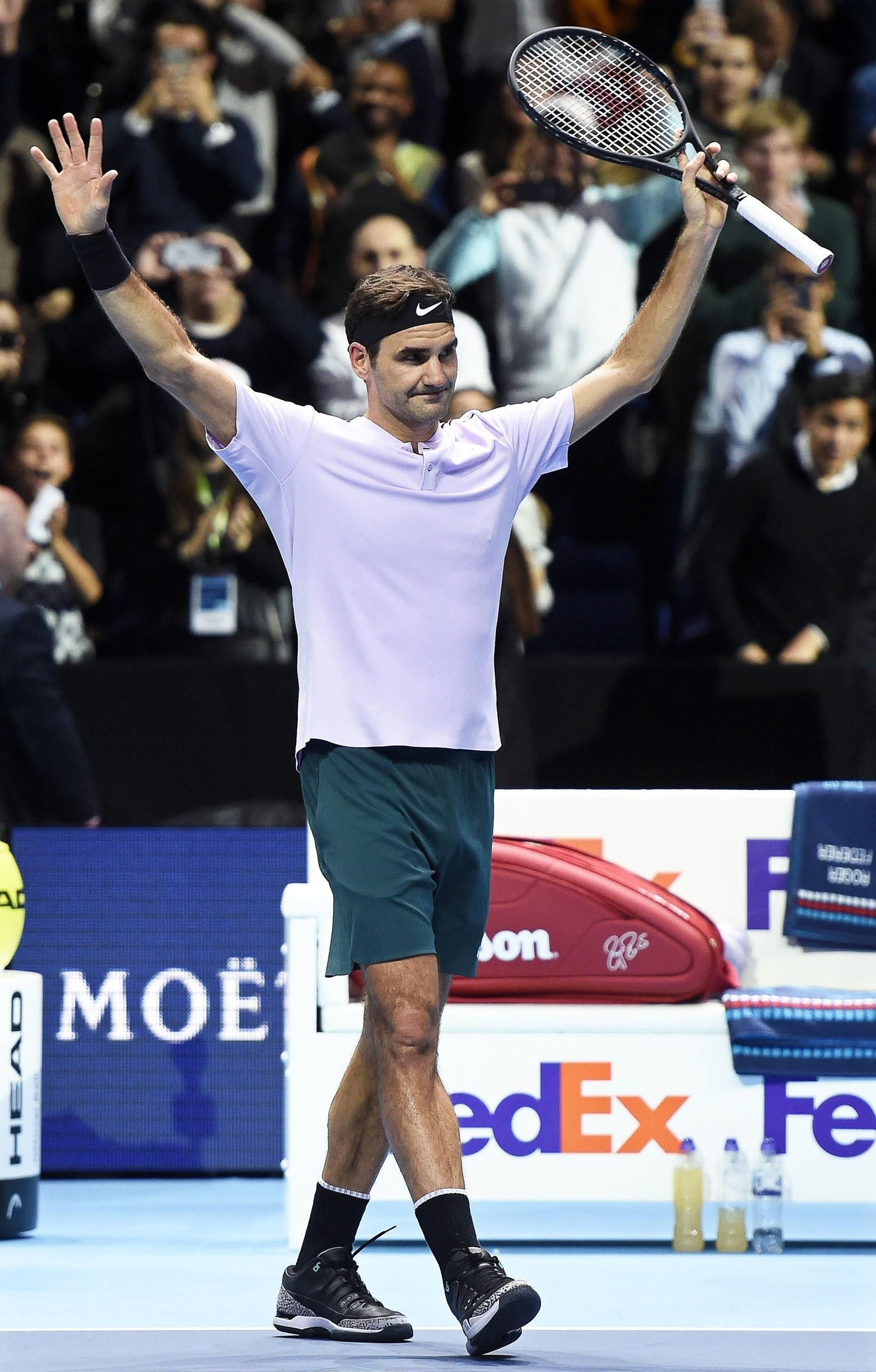 Roger Federer celebra su triunfo ante el alemán Alexander Zverev el martes.
