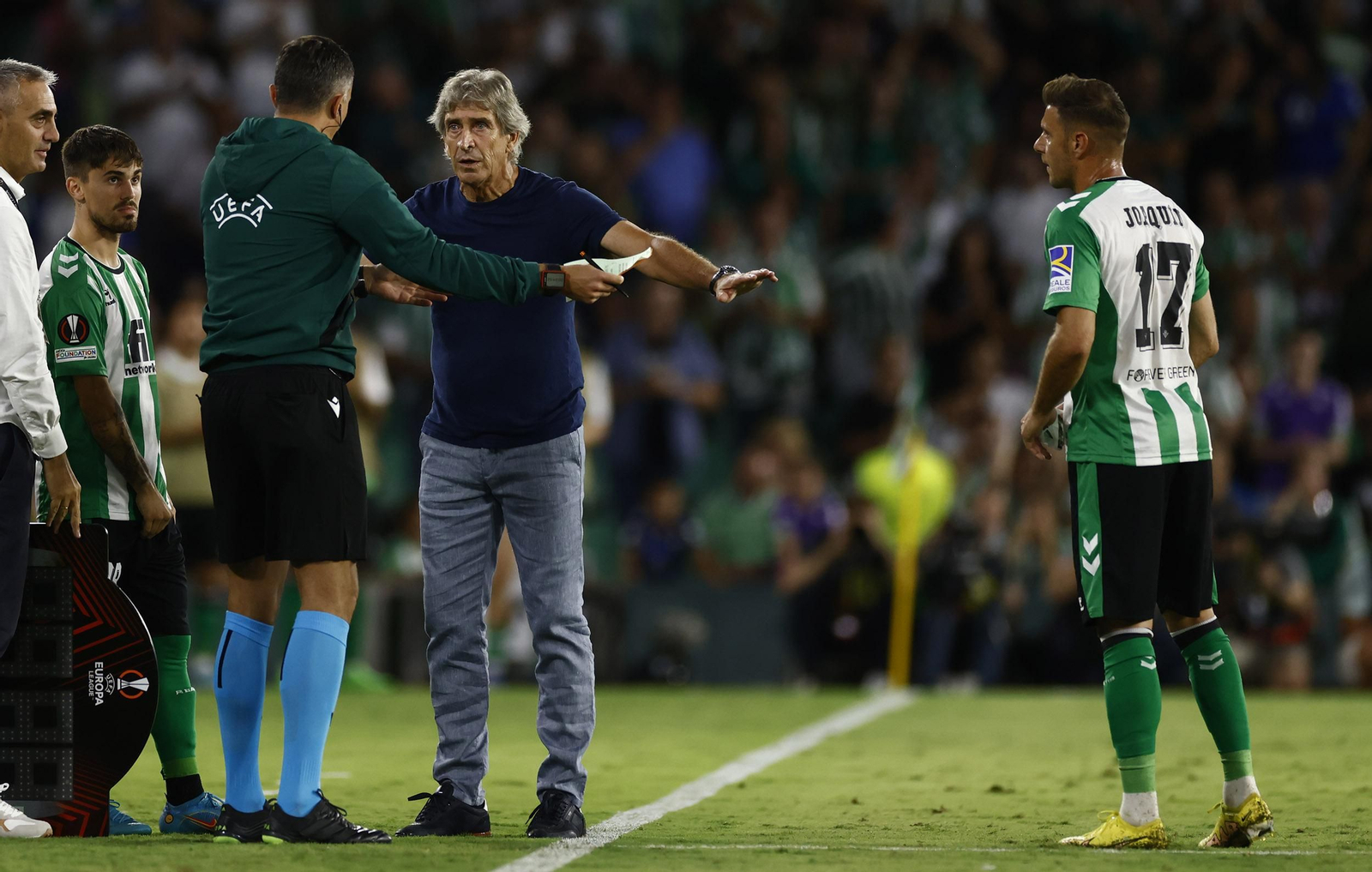 Pellegrini dialoga con el cuarto árbitra al parar el cambio de Joaquín.