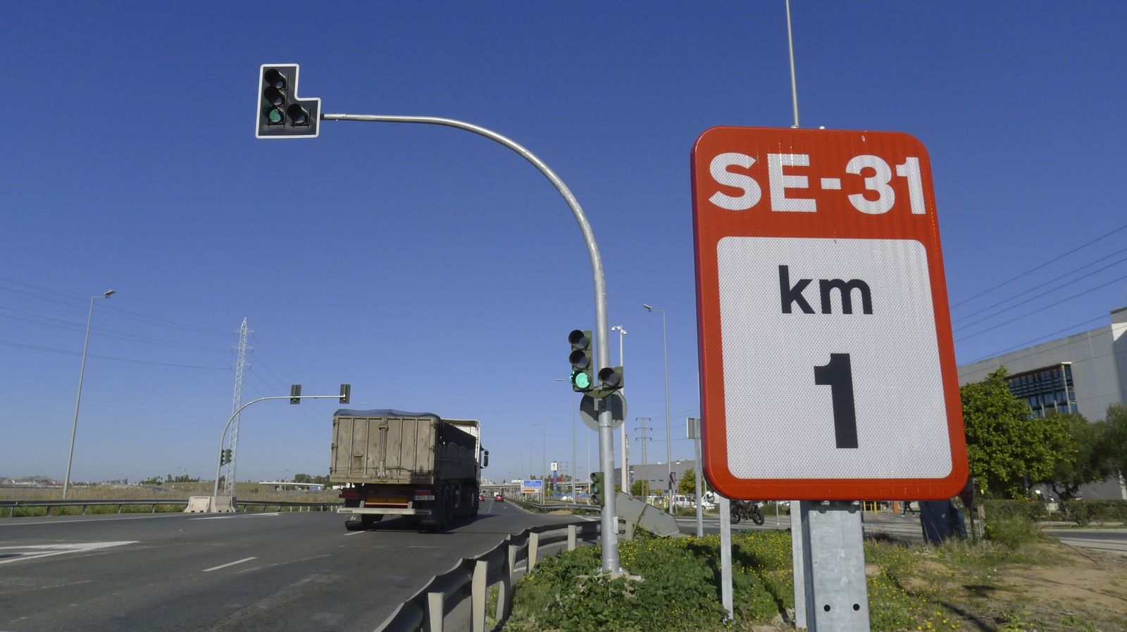 La reparación intensiva de firmes tras las borrascas comienza por la SE-31 que comunica el Puerto con la SE-40.