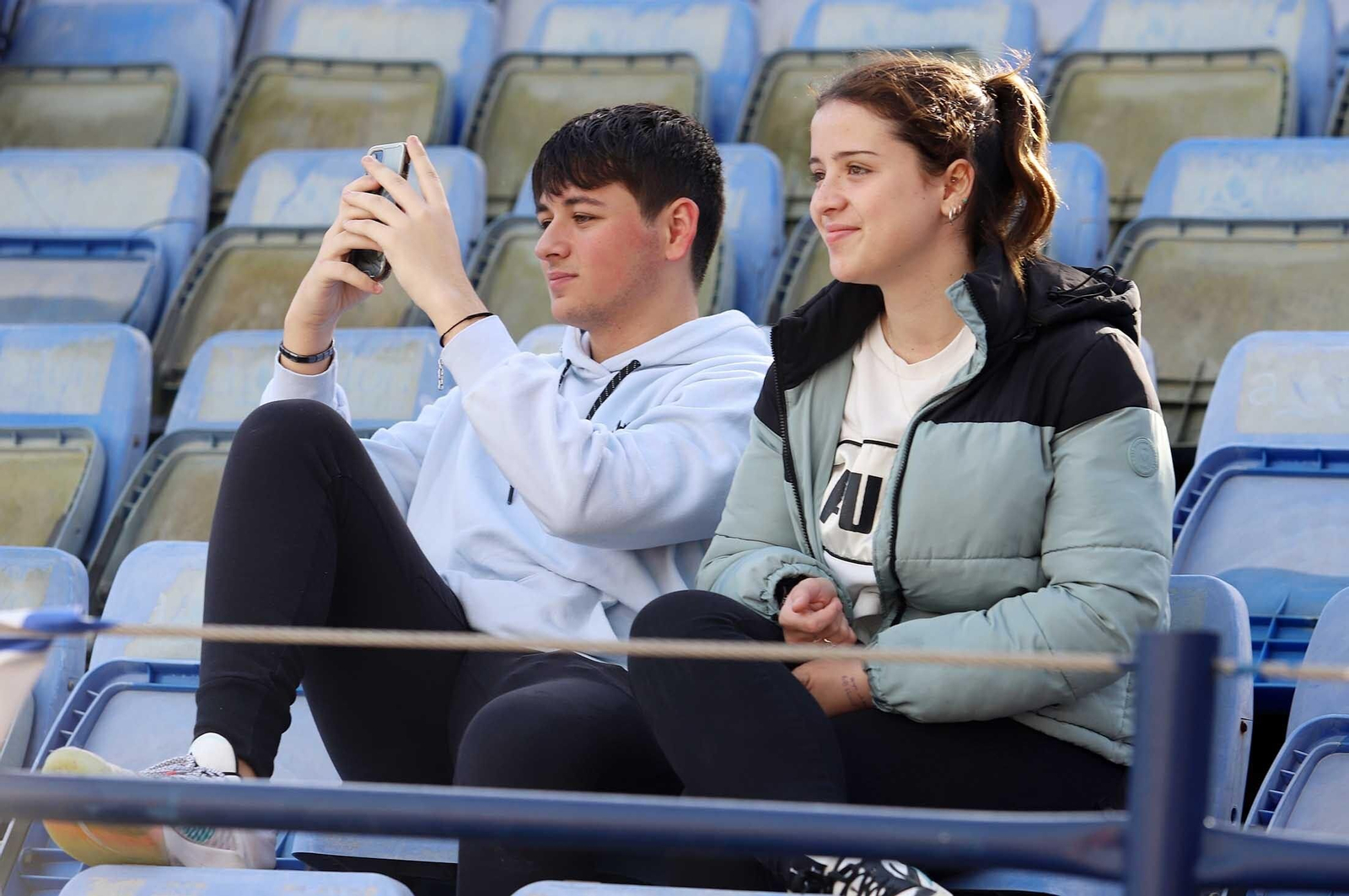 Imágenes del ambiente en las gradas del Nuevo Colombino durante el Recre-Vélez