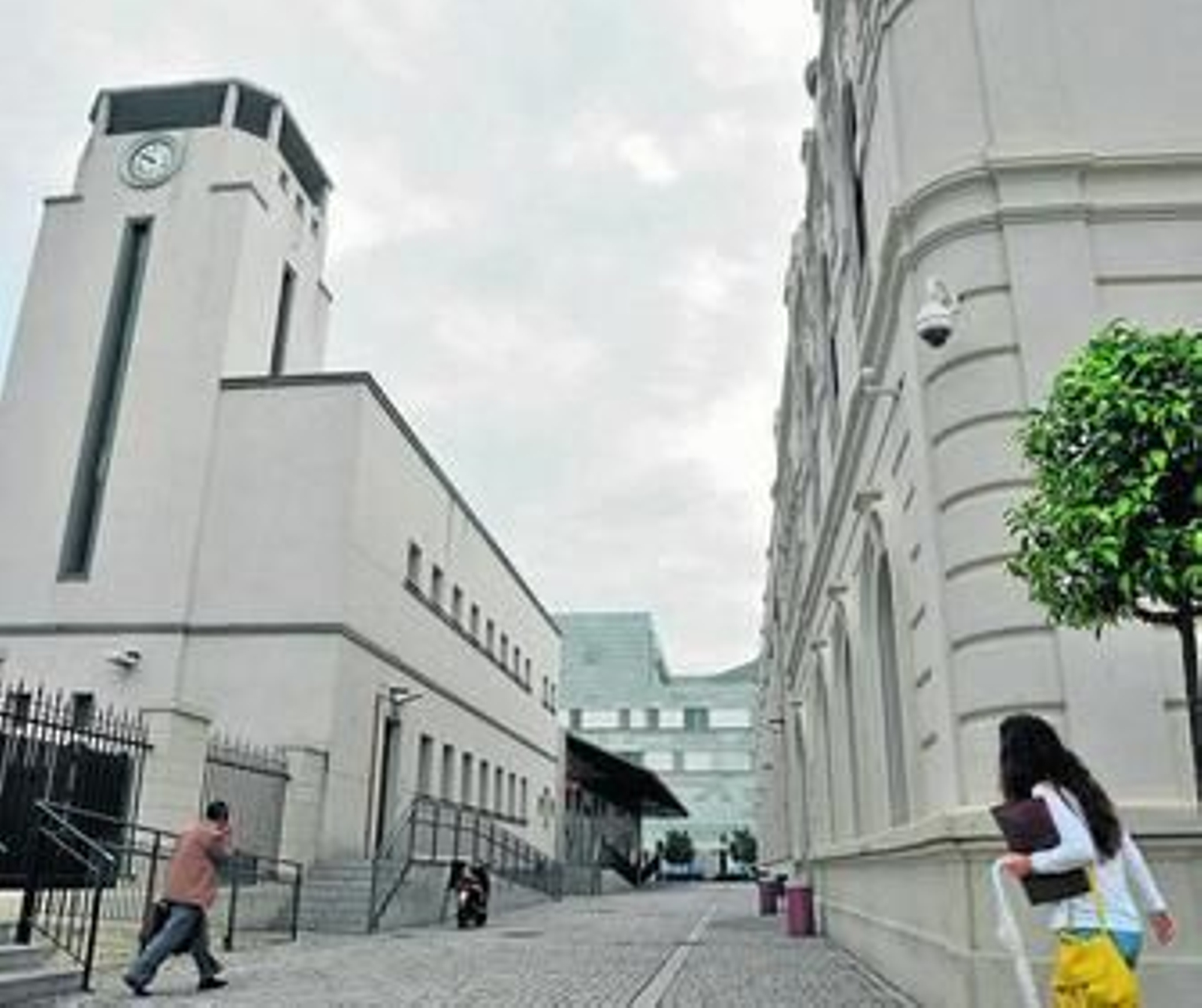 Estudiantes de la Hispalense, ayer, en el rectorado.