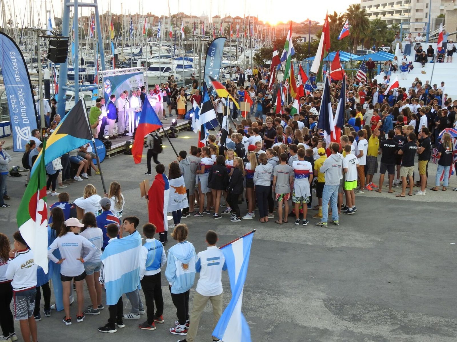 Participantes con banderas de sus respectivos países durante al acto de inauguración.