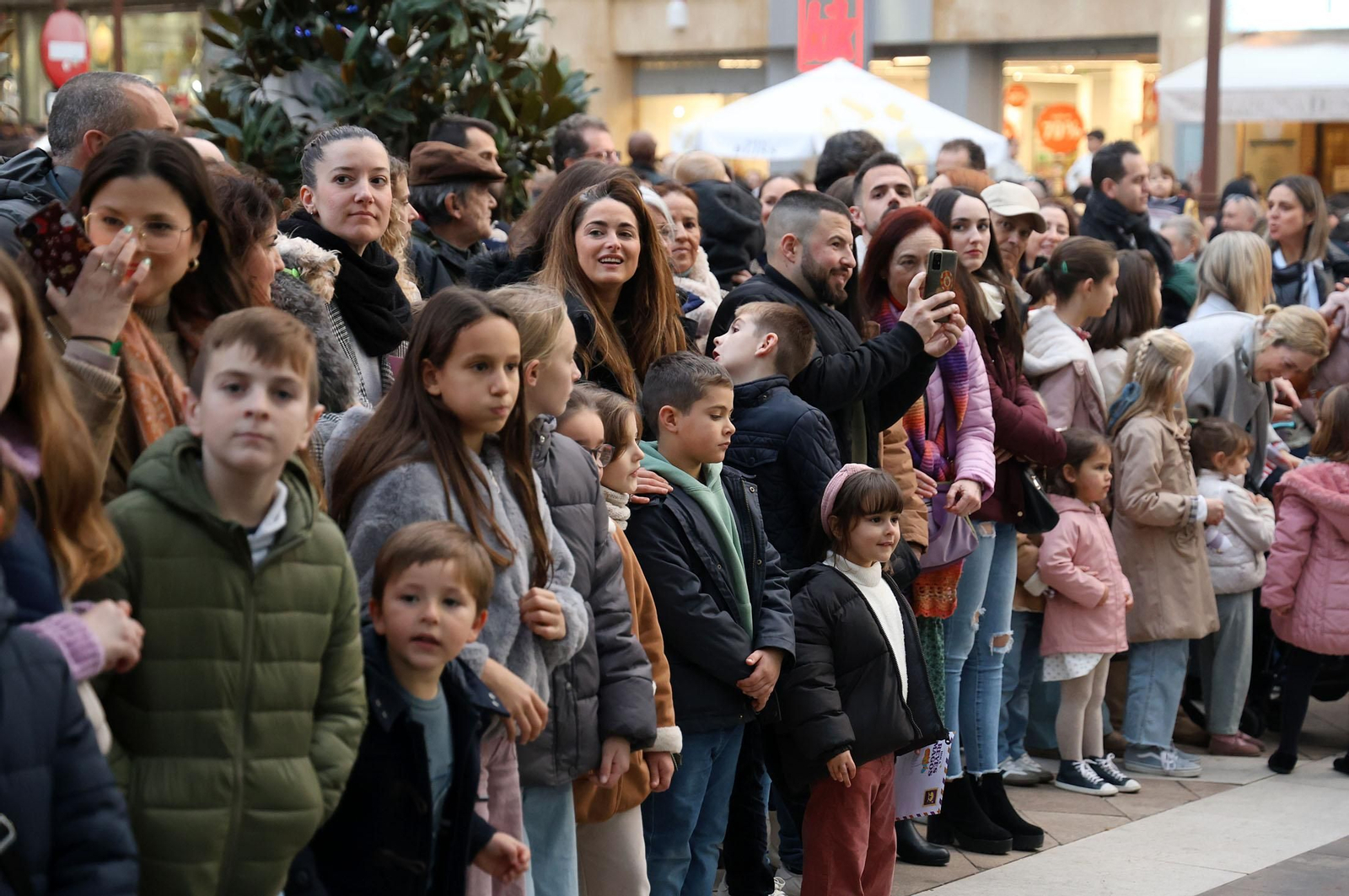 Imágenes del Heraldo Real anunciando la llegada de los Reyes Magos a Huelva