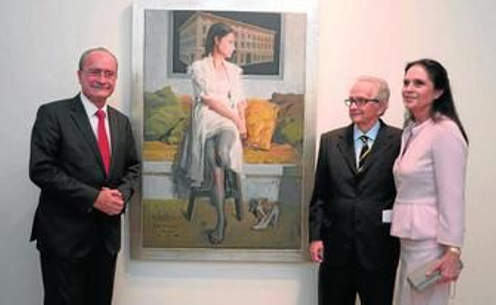 Francisco de la Torre, Félix Revello de Toro y María Rosa Molins, ayer, junto a 'Soñadora realidad'.