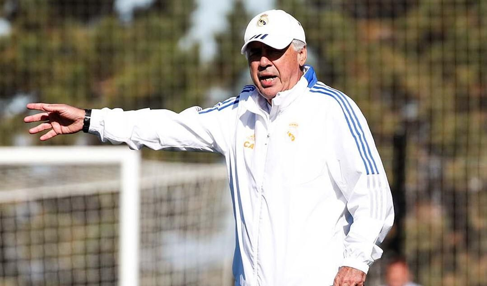 El técnico del Real Madrid, Carlo Ancelotti, dirigiendo a su equipo en Valdebebas