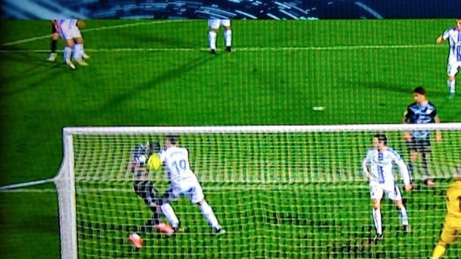 Imagen congelada del gol anulado.