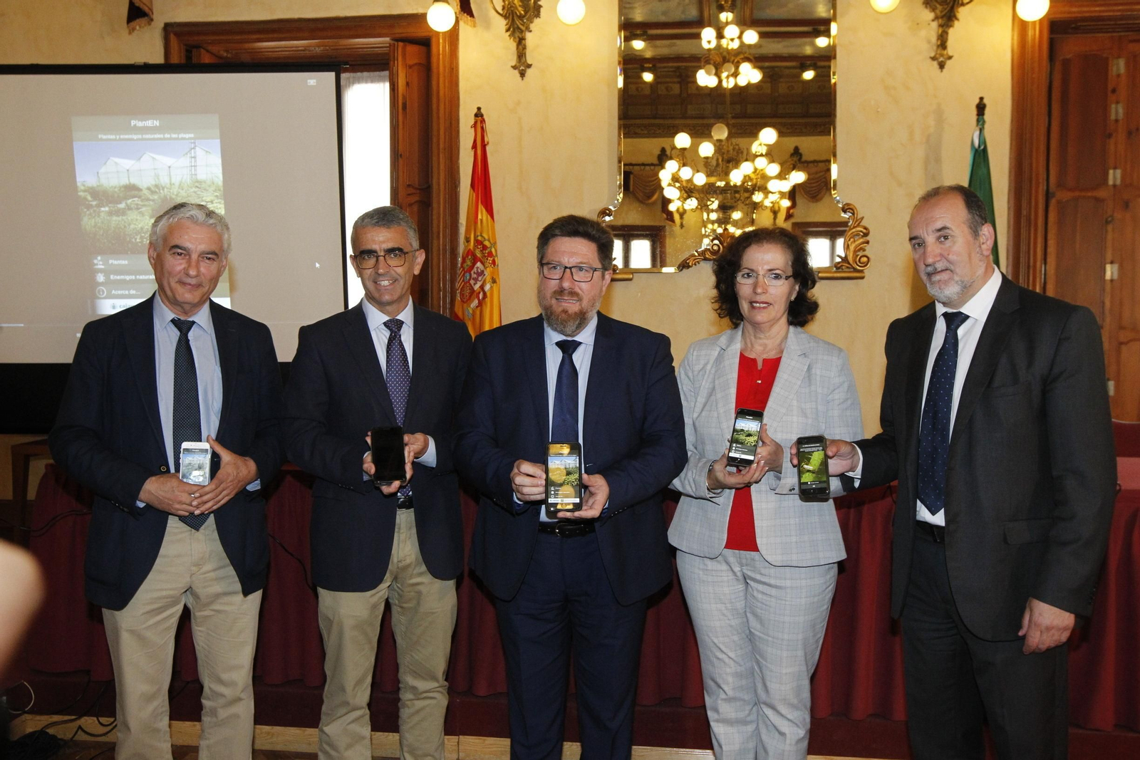 Jerónimo Pérez, Roberto García, Rodrigo Sánchez, Gracia Fernández y José Manuel Ortiz muestran la aplicación móvil.