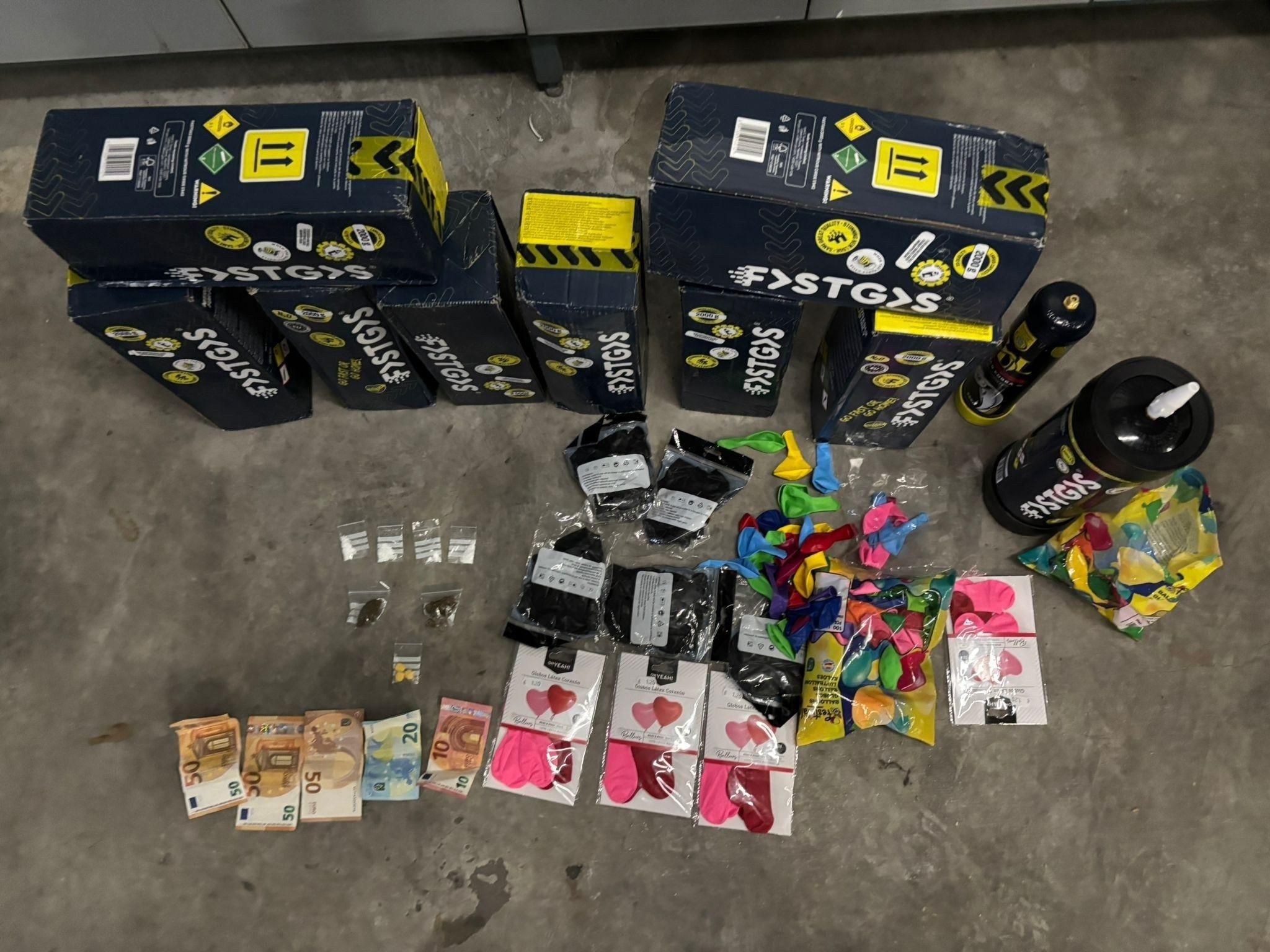 'Globos' de gas de la risa por 70 euros para consumir en fiestas en Málaga: el menor que vendía al amanecer