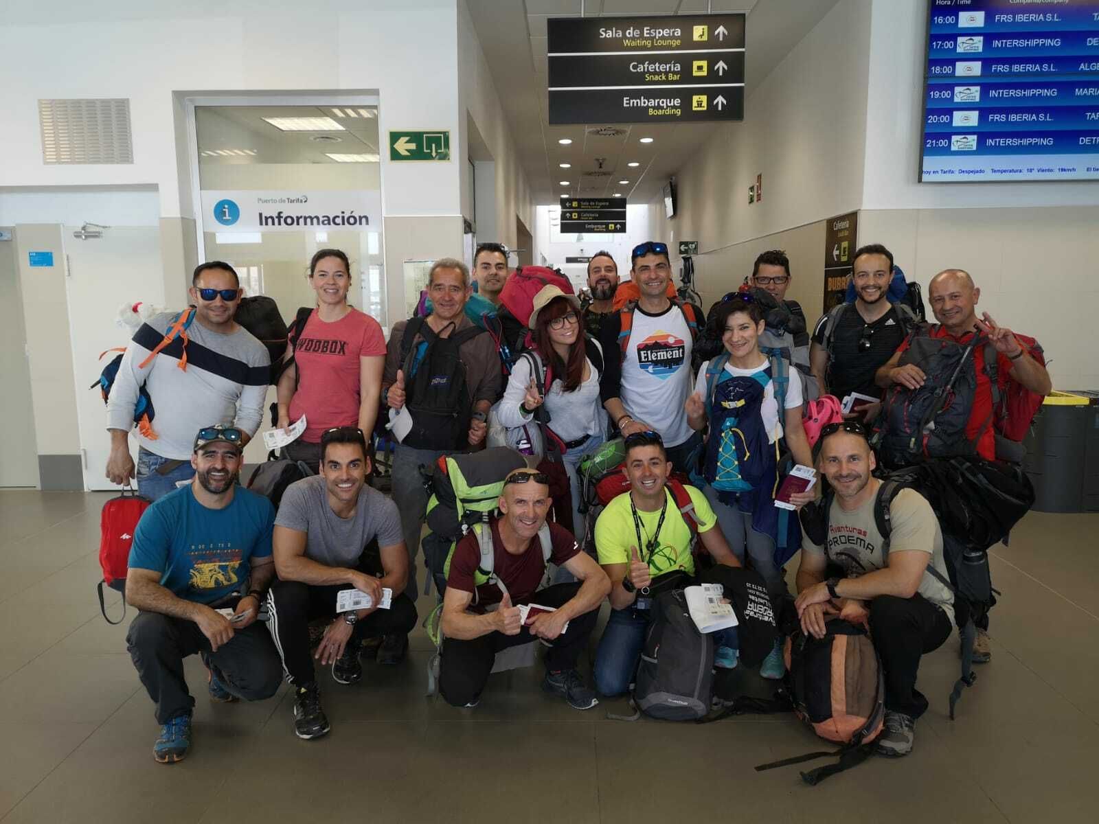 Foto del grupo al inicio del viaje, en el momento de tomar el 'ferry' para Tánger. Desde ahí tomarían un tren litera que los llevaría hasta Marrakech, donde cogerían otro autobús para llegar Imlil, el pueblo donde comienza la ascensión al monte.