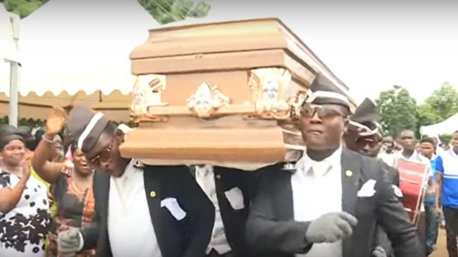 Momento de uno de los vídeos del baile funerario.