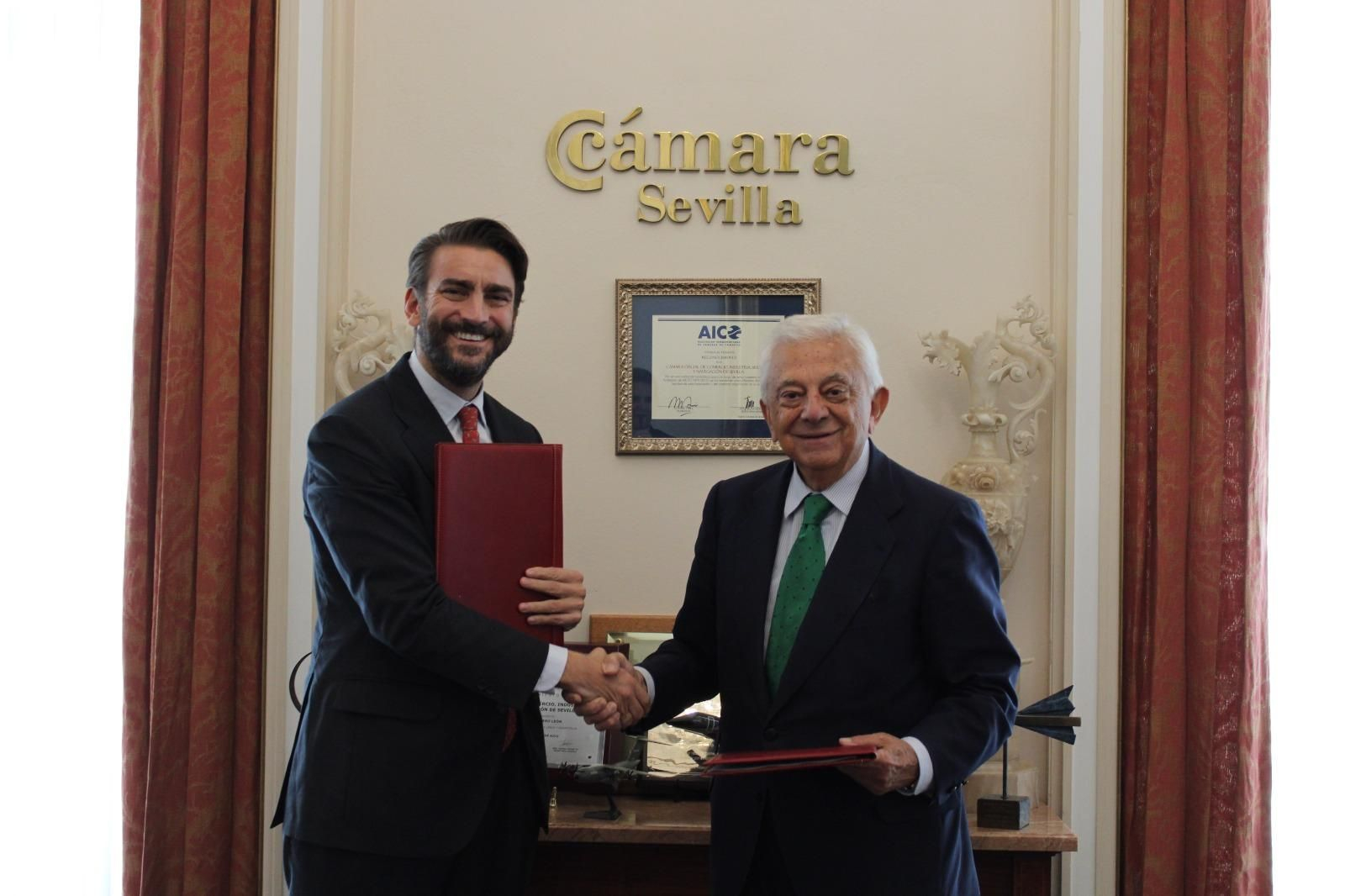 Pablo de Ramón-Laca, presidente de Cesce, junto a Francisco Herrero, presidente de la Cámara de Comercio de Sevilla Pablo de Ramón-Laca, presidente de Cesce, junto a Francisco Herrero, presidente de la Cámara de Comercio de Sevilla