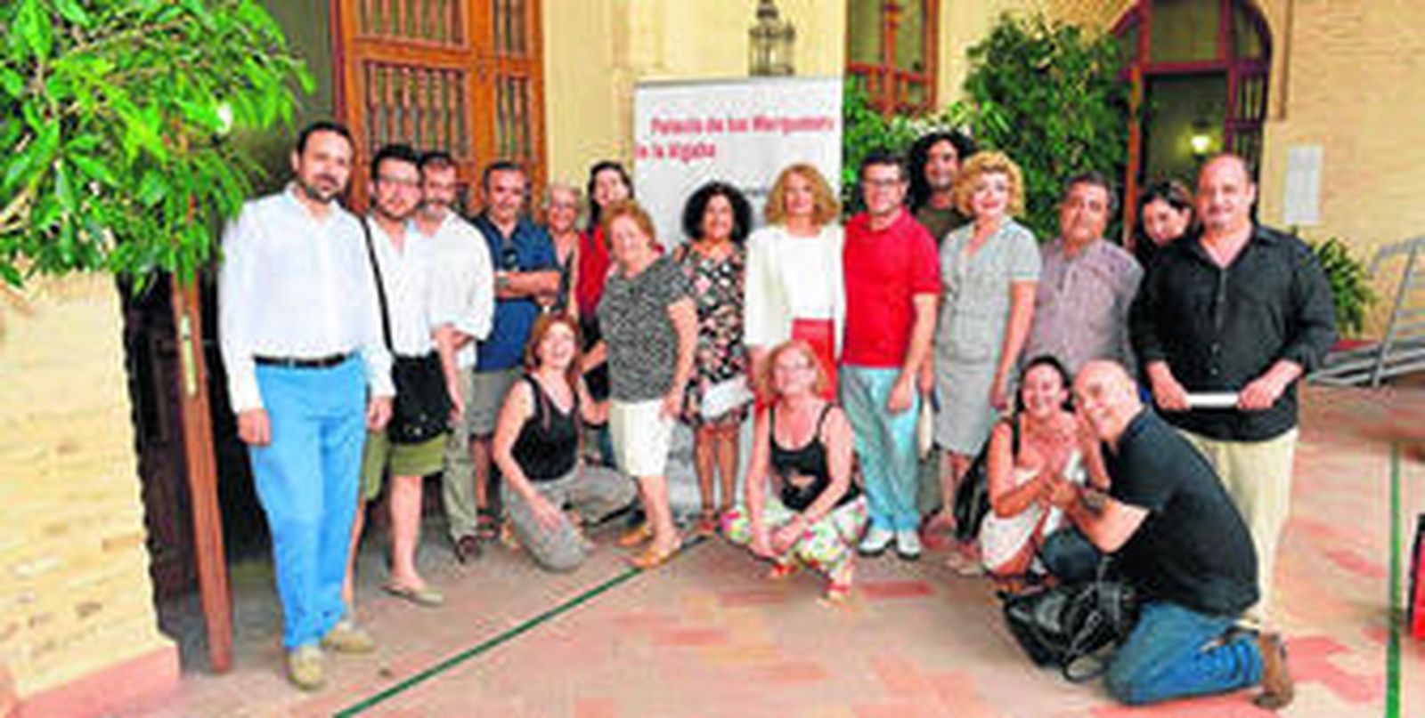 1. En la imagen, las compañías participantes en el ciclo 'Las Noches de Verano en Palacio' durante la presentación que se realizó ayer con la delegada de Participación Ciudadana, Educación y Edificios, Adela Castaño.