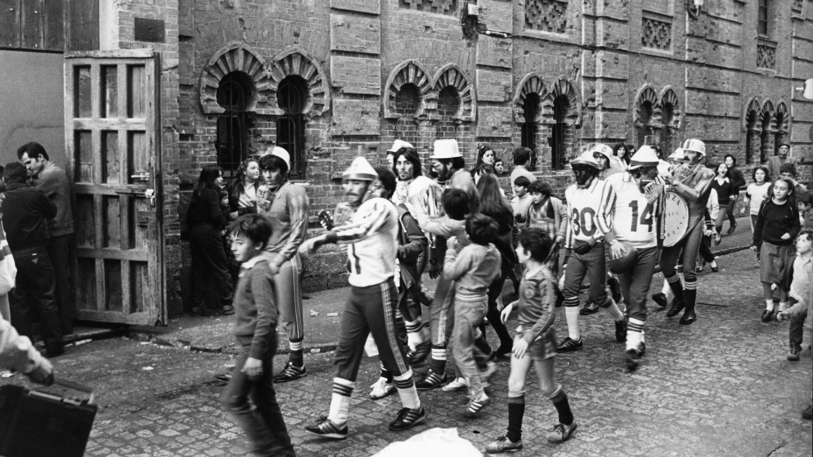 La chirigota 'American Football' (1983) llega al Falla en pasacalles.