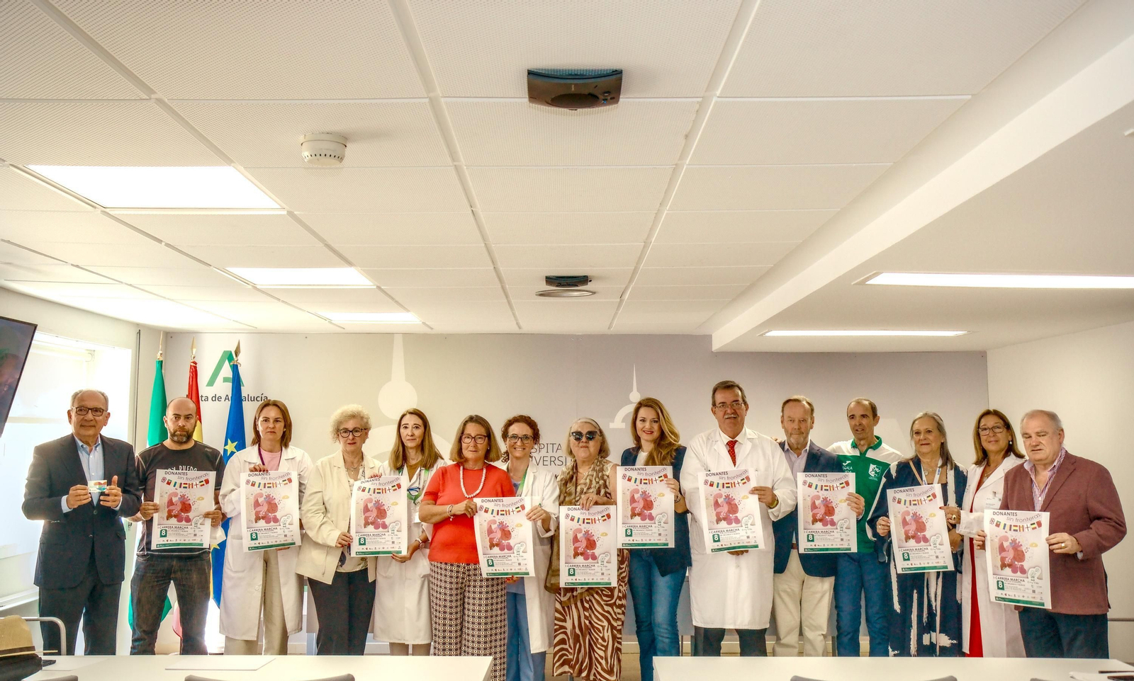 Foto de familia de los asistentes a la presentación de la marcha, en el Hospital Virgen del Rocío.