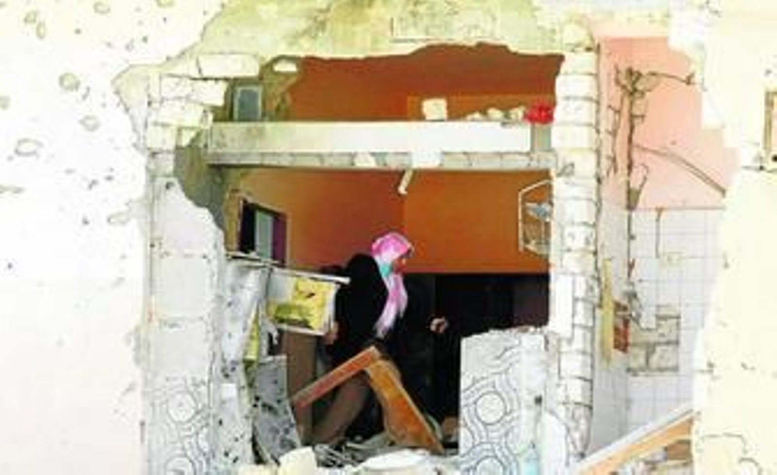 Una mujer inspecciona su casa destruida en Zauiya, al oeste de Trípoli.