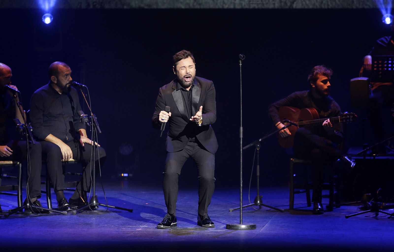 Imágenes de la actuación de Miguel Pôveda en el Teatro Falla