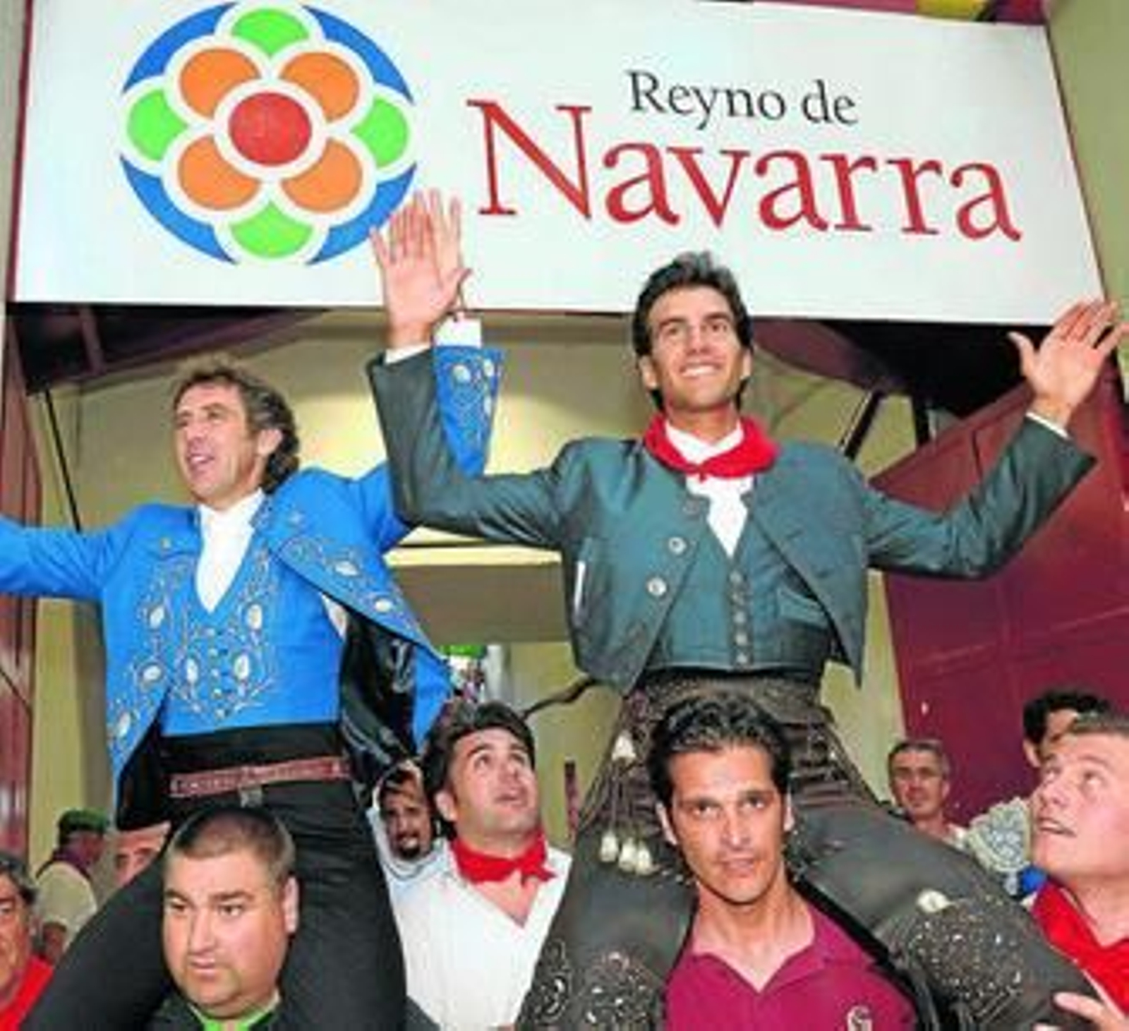 Pablo Hermoso de Mendoza y Sergio Galán, en su salida a hombros por la puerta grande de Pamplona.
