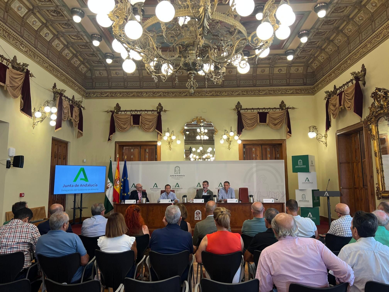Reunión del consejero con la Mesa del Agua.