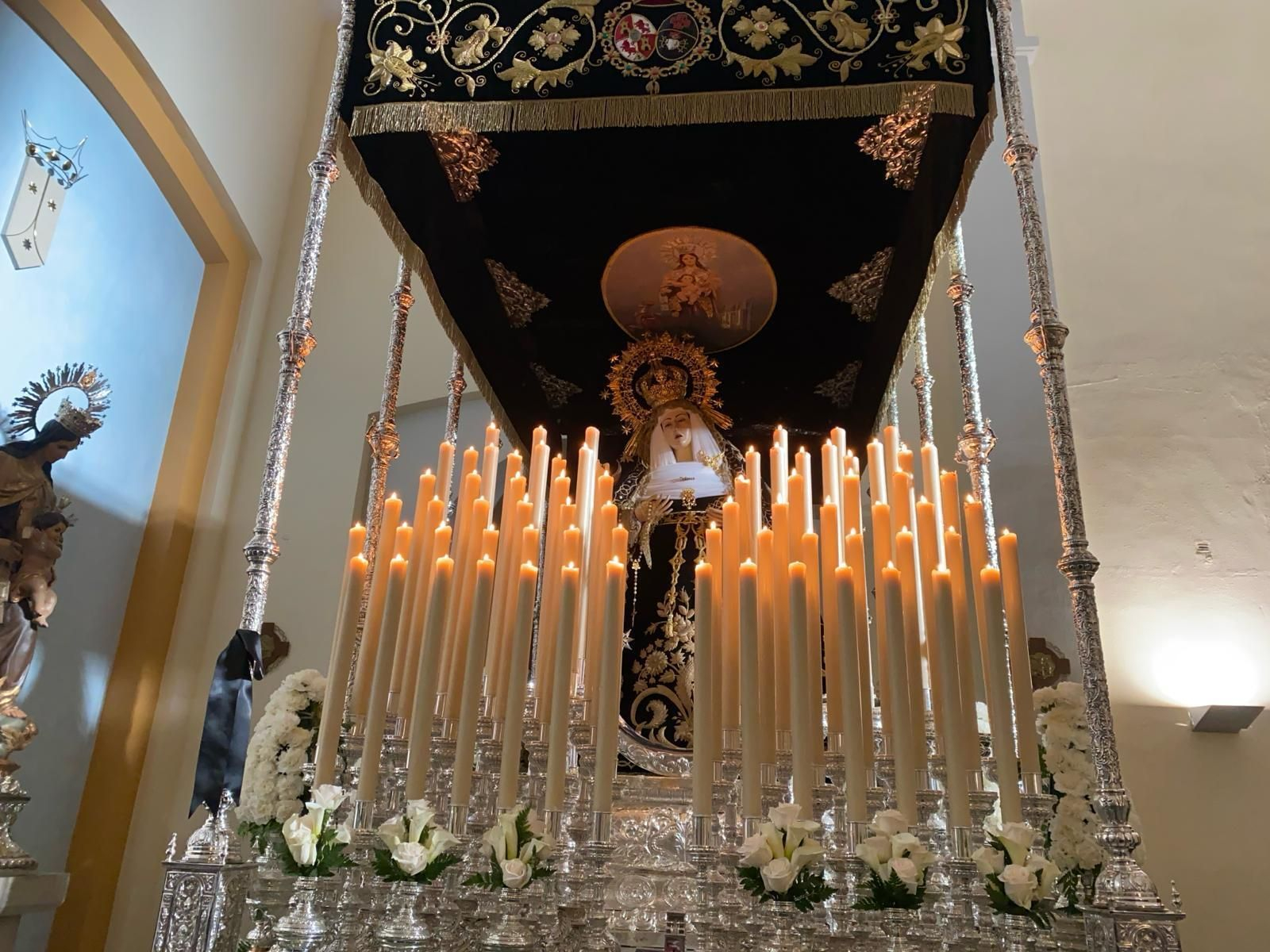 En imágenes: el Santo Sepulcro procesiona su luto por las calles de Jaén capital