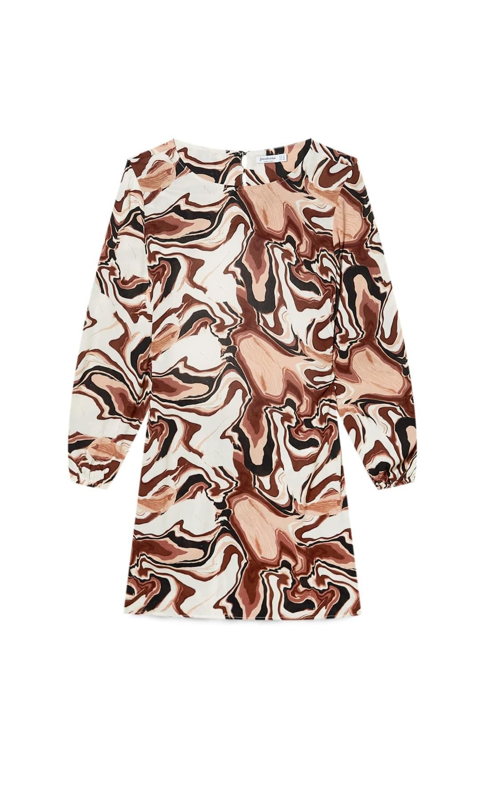 Vestido con estampado de mármol de Stradivarius.