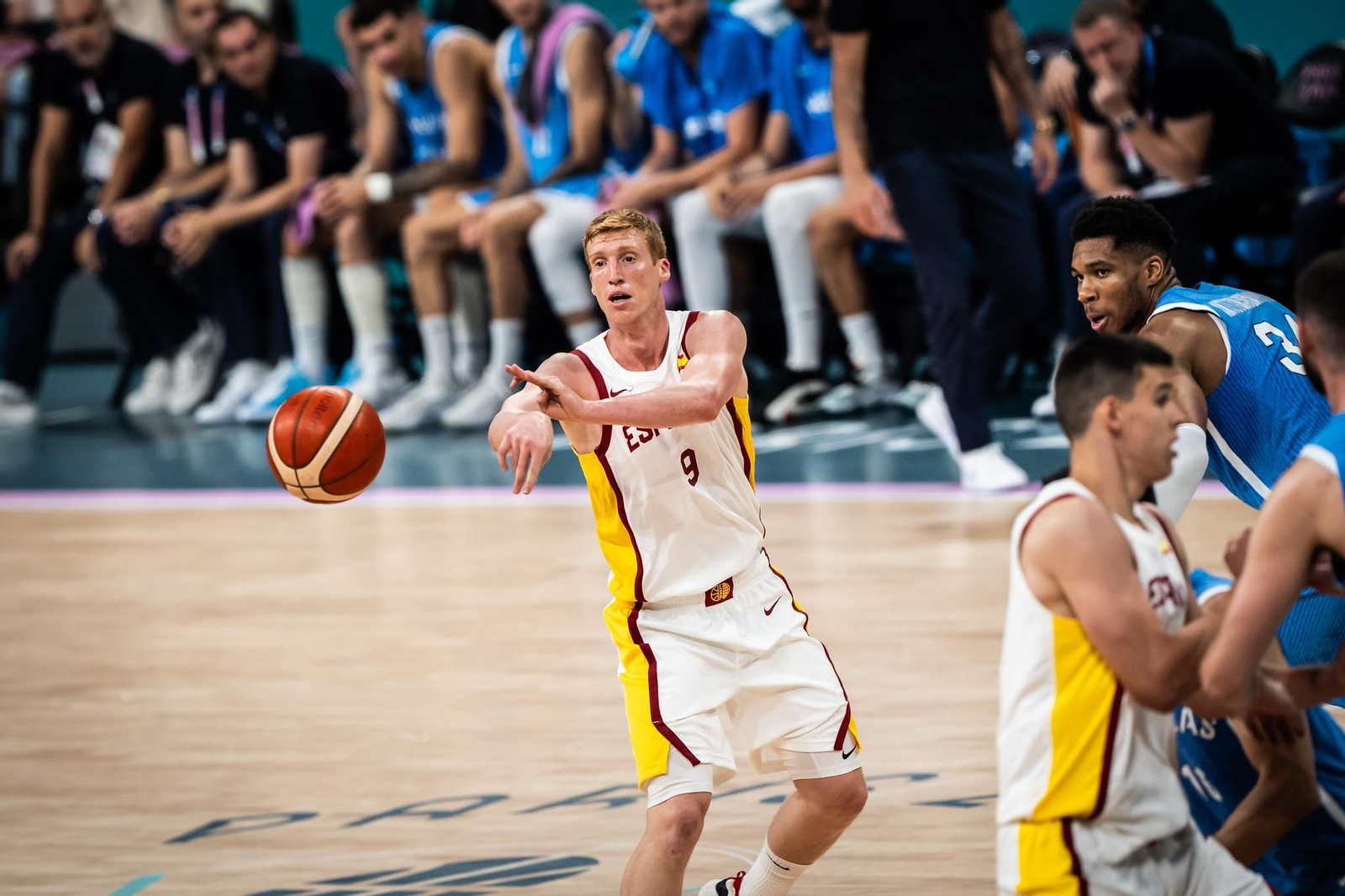 Alberto Díaz hace trabajo sucio y España se agarra a París tras ganar a Grecia (84-77)