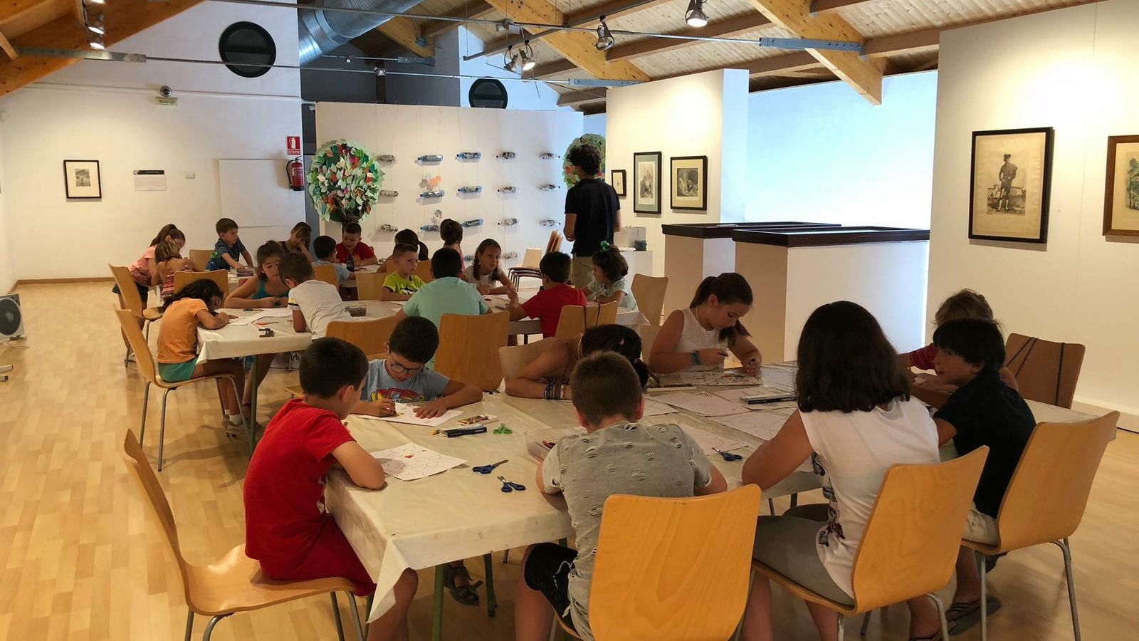 Niños en uno de los talleres organizados por el Museo de Alcalá de Guadaíra.