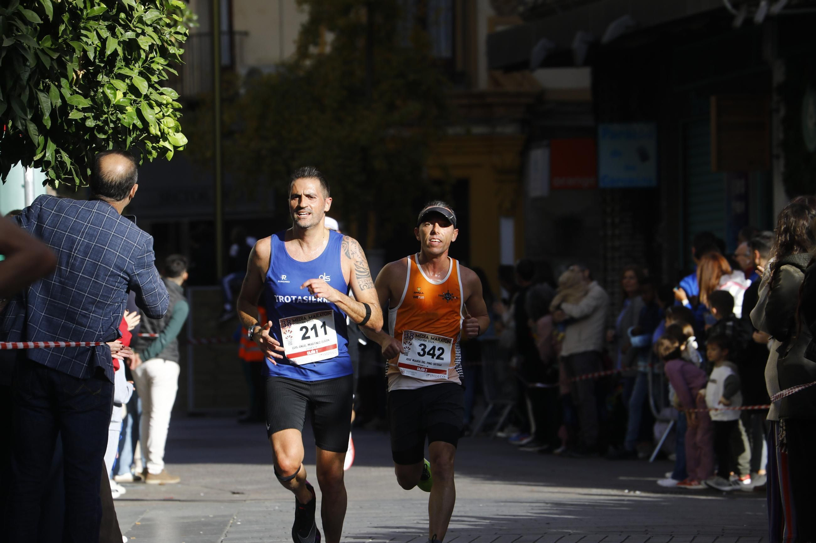 La gloria de cruzar la Puerta del Puente: las fotos de la línea de meta de la Media Maratón de Córdoba 2024