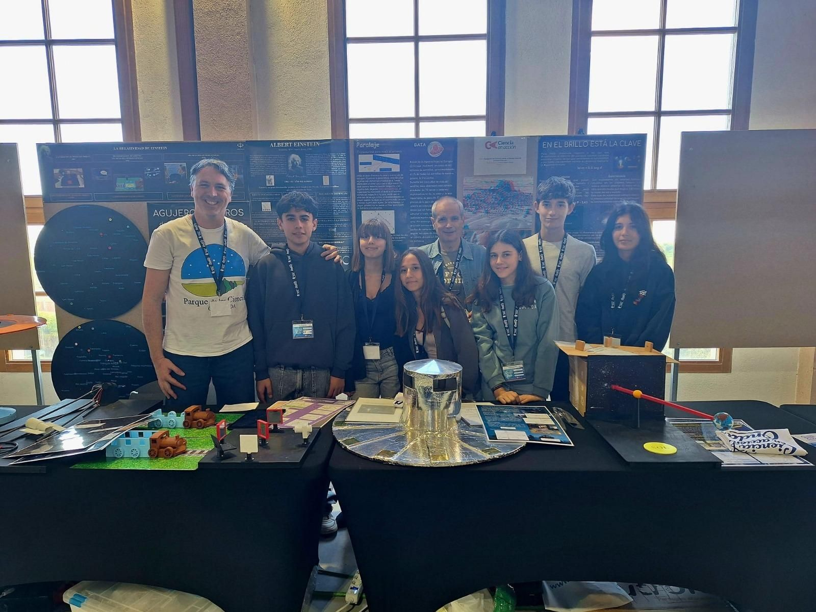 Los docentes Francisco Javier Pérez y Lorenzo Habas, junto a los seis alumnos jerezanos.