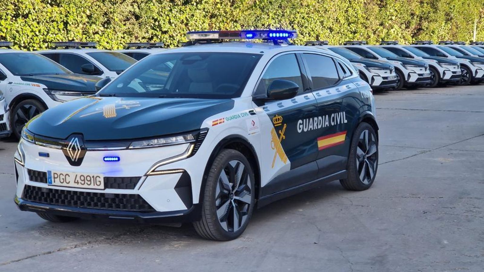 El Mégane E-Tech que se incorpora a la flota de la Guardia Civil para sus comandancias es un turismo eléctrico de última generación. El Mégane E-Tech que se incorpora a la flota de la Guardia Civil para sus comandancias es un turismo eléctrico de última generación.