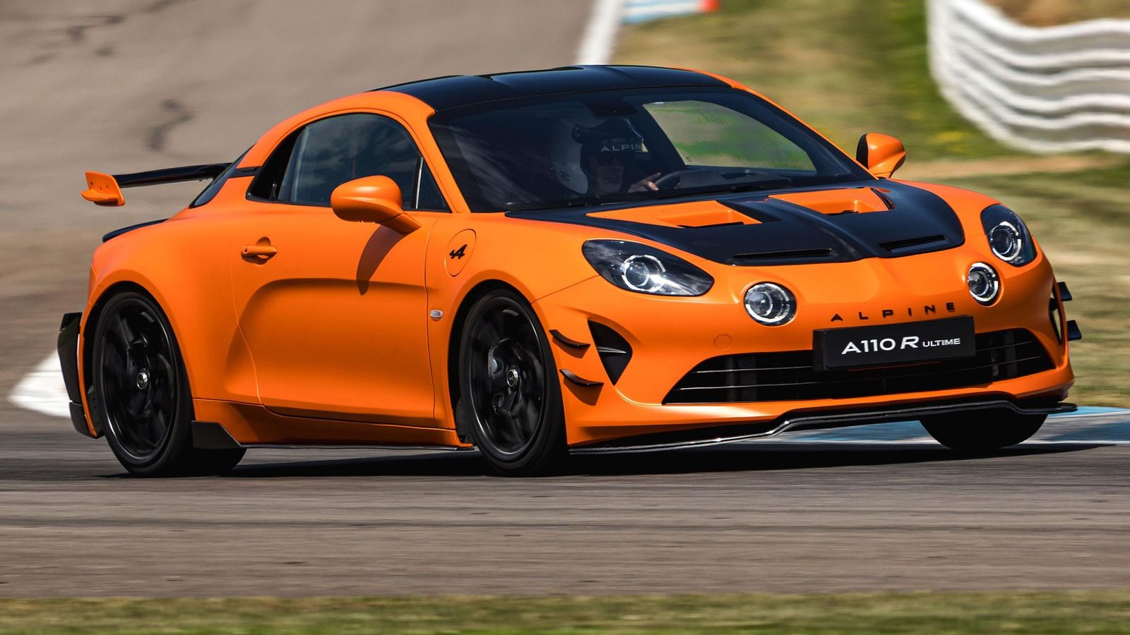 El Alpine A110 R Ultimate es, como su nombre indica, la última edición especial de este coupé, a la vez que se convierte en la más potente y preparada para la pista fuera de las estrictamente versiones de competición.