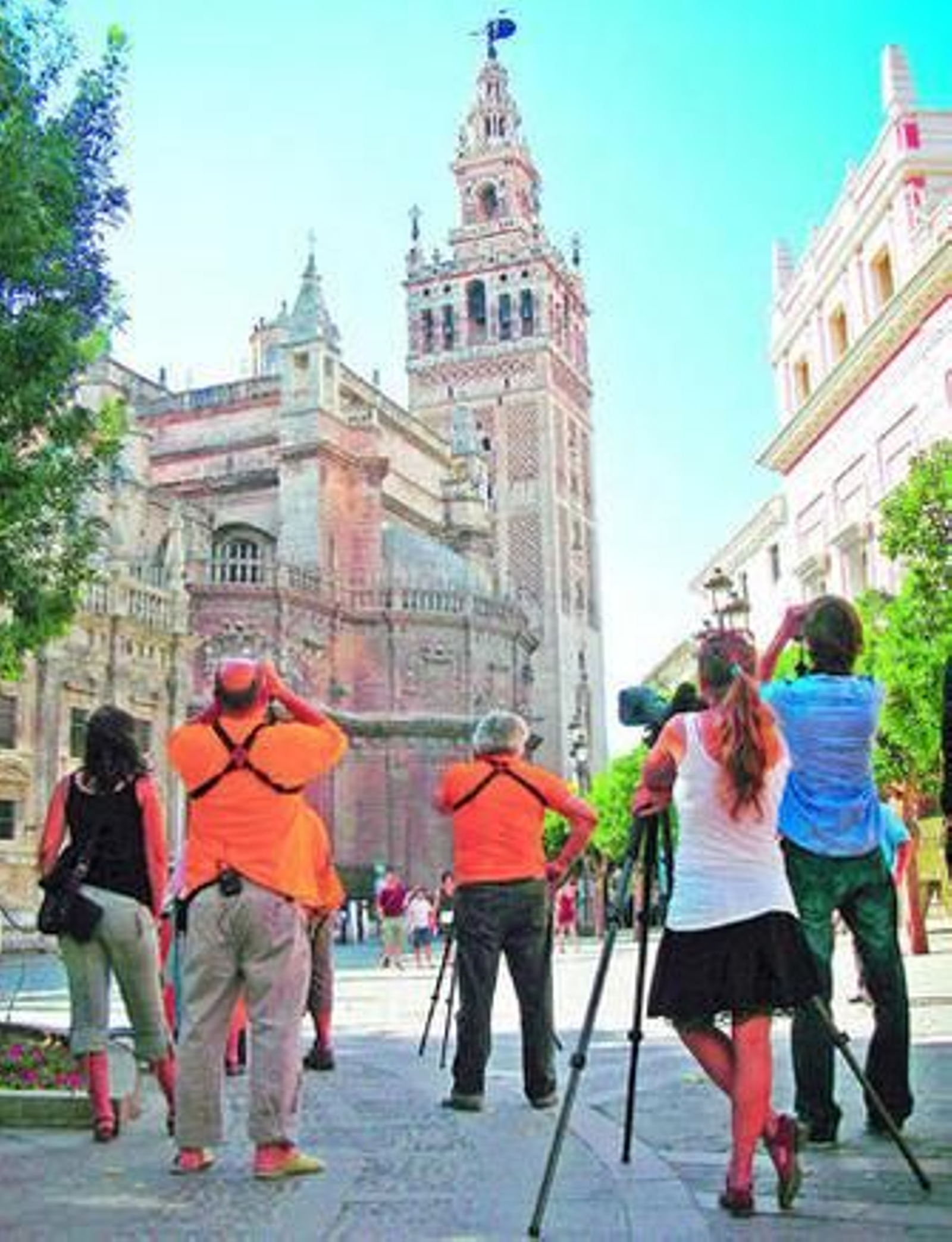 Rodaje de un audiovisual en la Plaza del Triunfo, uno de los puntos turíticos más concurridos de Sevilla.