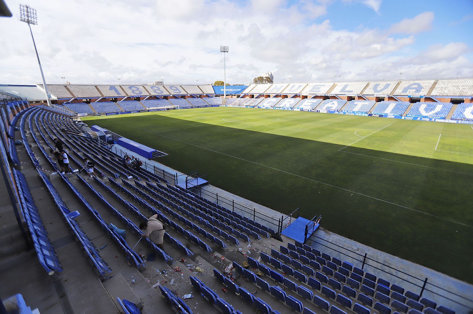 Los aficionados preparan el mosaico del partido del ascenso Recreativo de Huelva-Cacereño