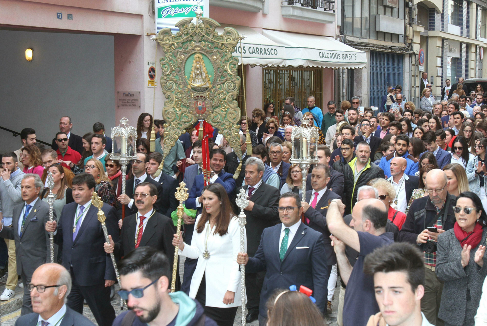 Simpecado de la Hermandad de Huelva en su traslado del pasado año.