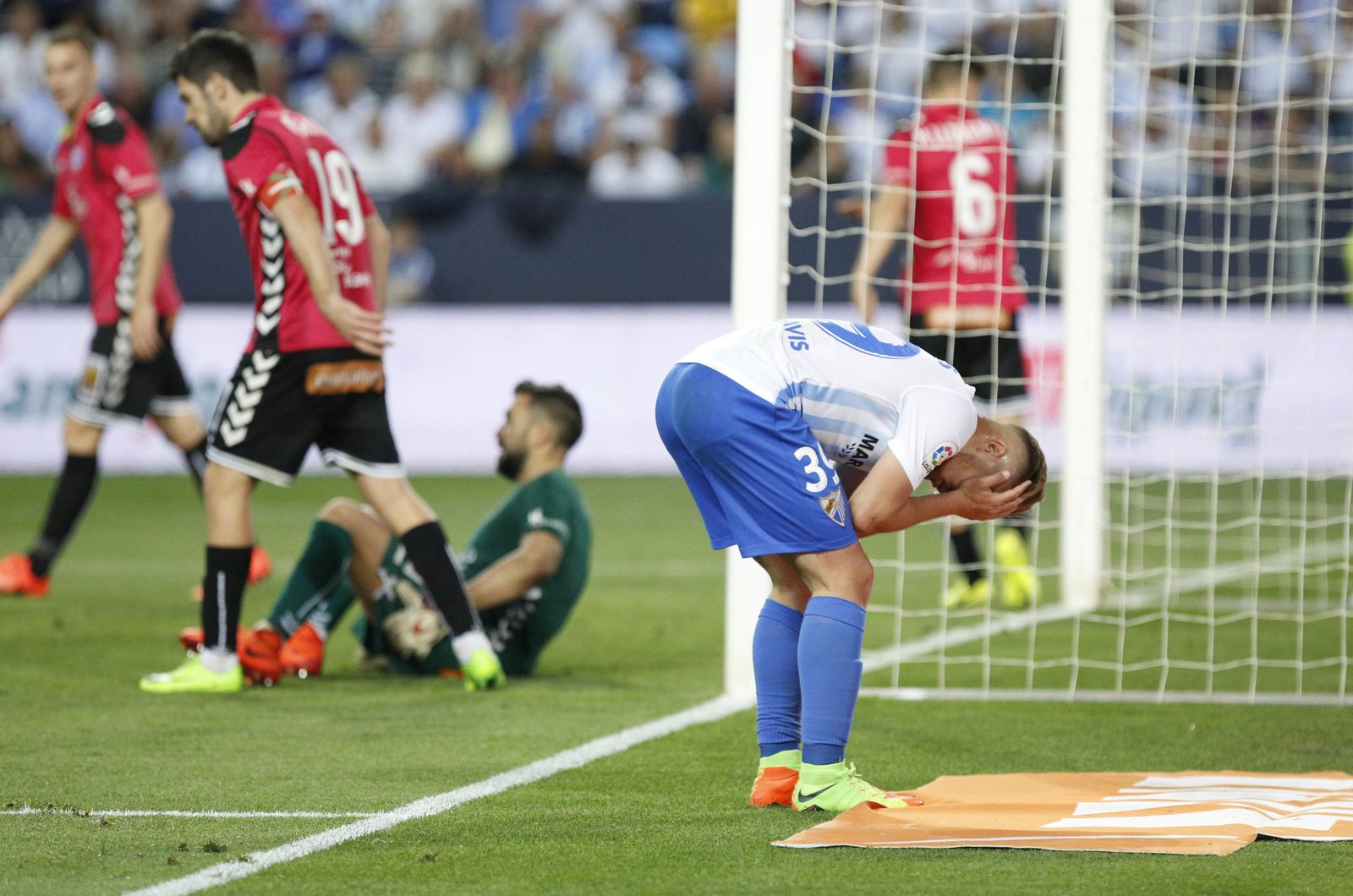 Ontiveros se lleva las manos a la cabeza tras una acción de ataque.