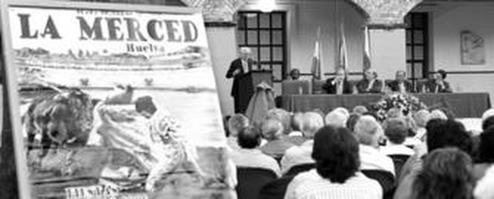 Otro de los momentos del pregón taurino pronunciado por Andrés Amorós el patio del antiguo Matadero. A su derecha, Gómez Marín, Pedro Rodríguez, José Castilla y el concejal de Cultura Manuel Remesal, quienes completaron la presidencia del acto.