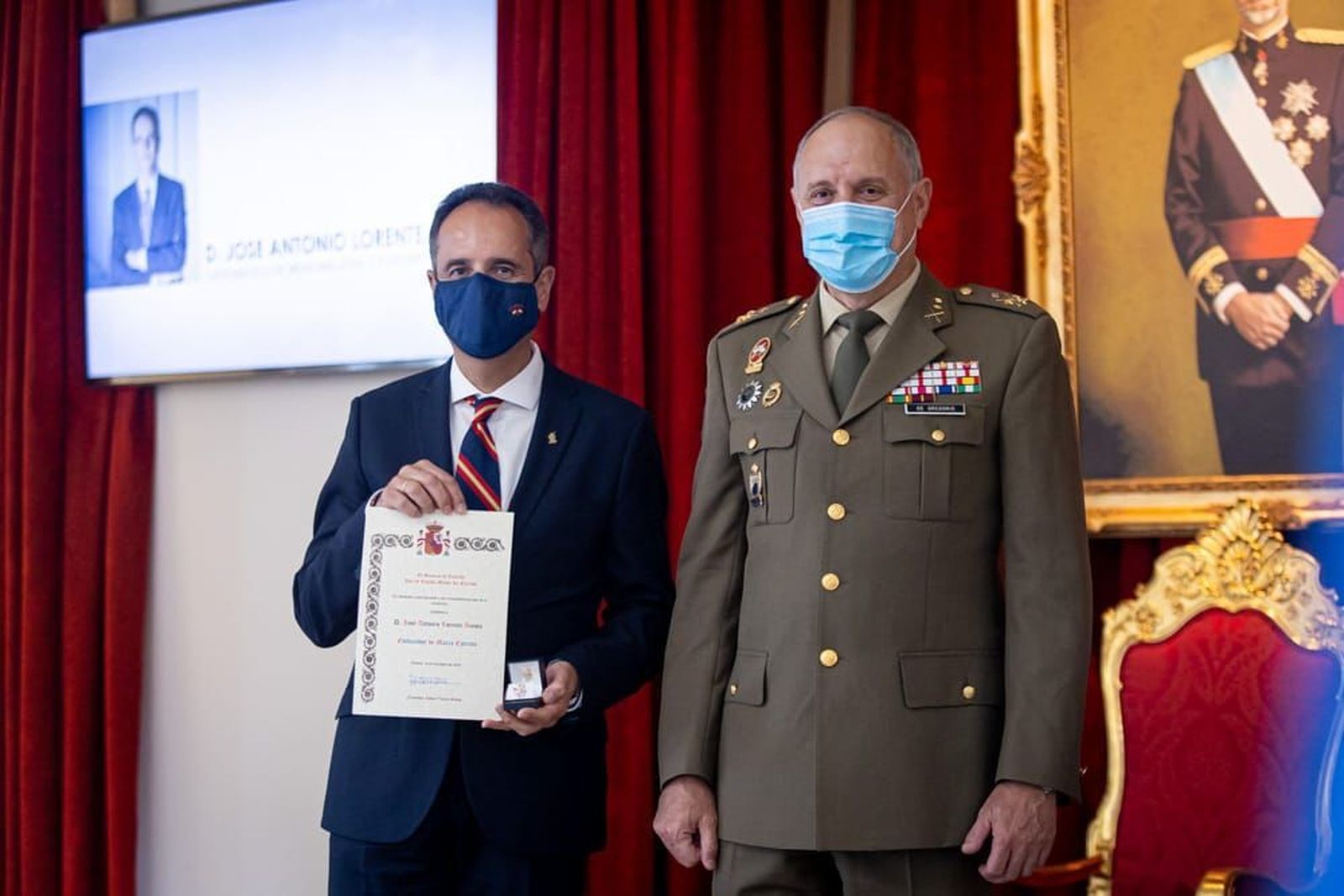 José Antonio Lorente recoge su credencial del general jefe Varela Salas.