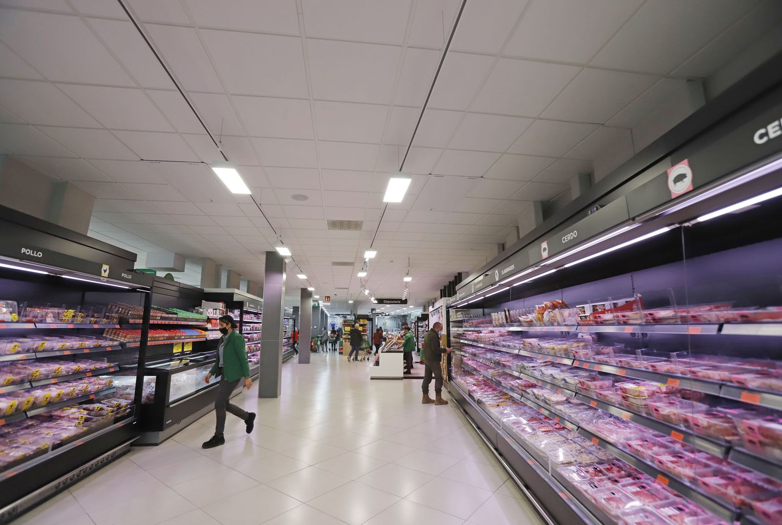 Imágenes de las mejoras del Mercadona de La Palma del Condado para el ahorro energético