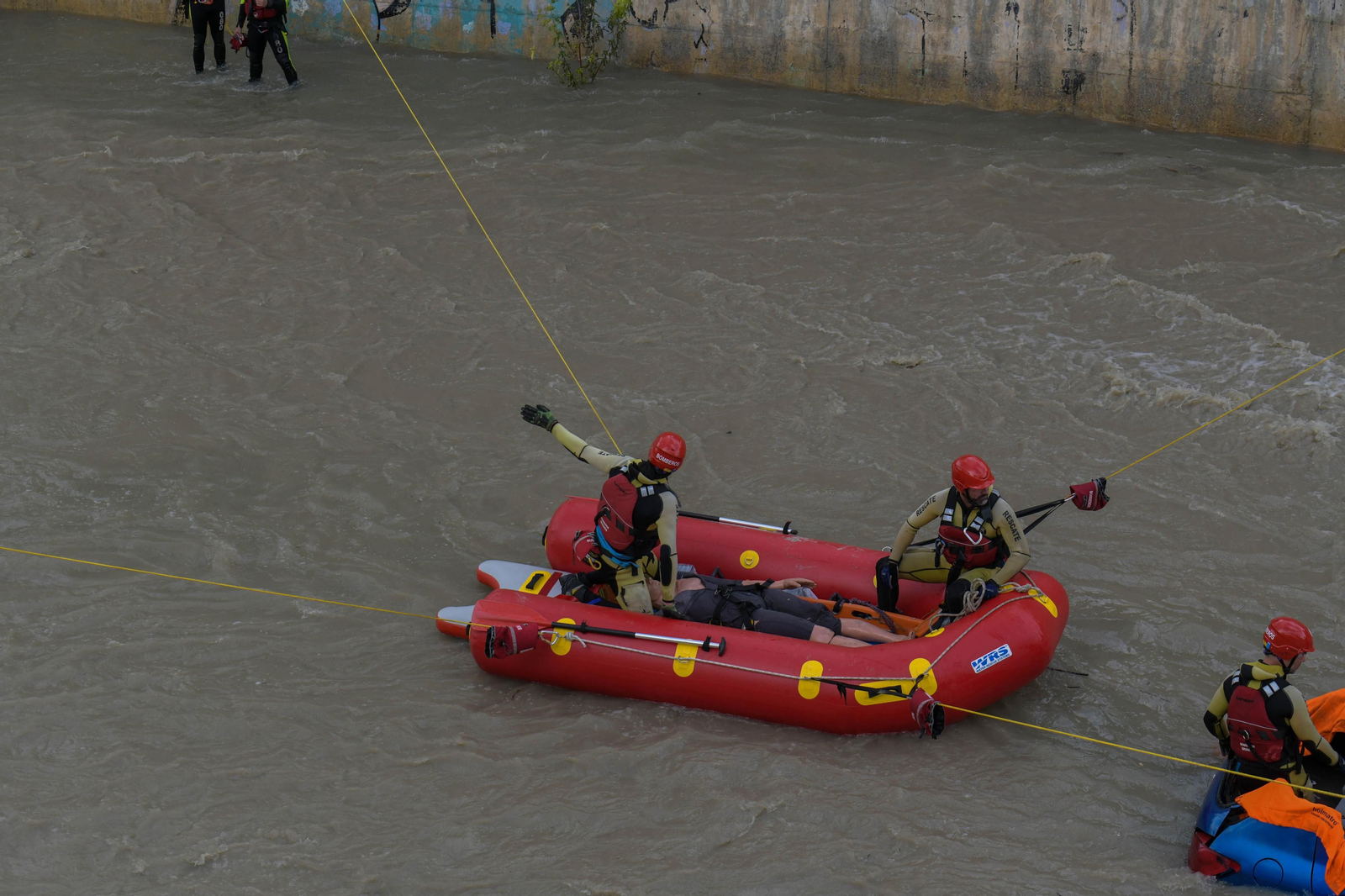 Fotos: Las mejores imágenes del simulacro de rescate de un coche accidentado en el río Genil de Granada