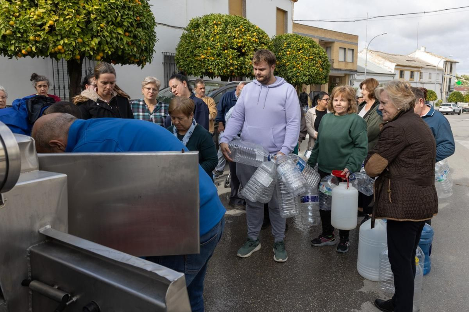 Reparten agua en Mote Lope Alvárez tras prohibir su consumo por presencia de bromato