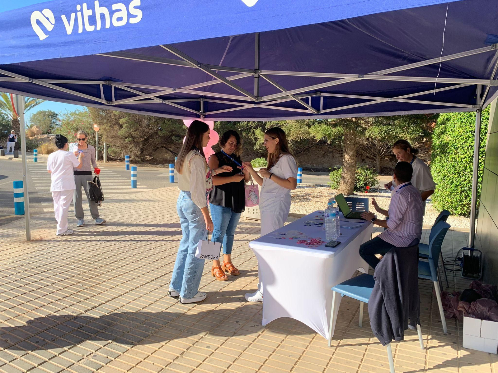 Carpa por el Día del Cáncer de Mama en el Hospital Vithas.