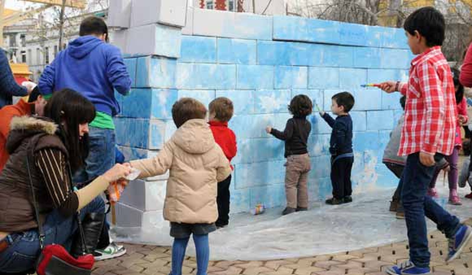 El cielo azul de los niños pintores