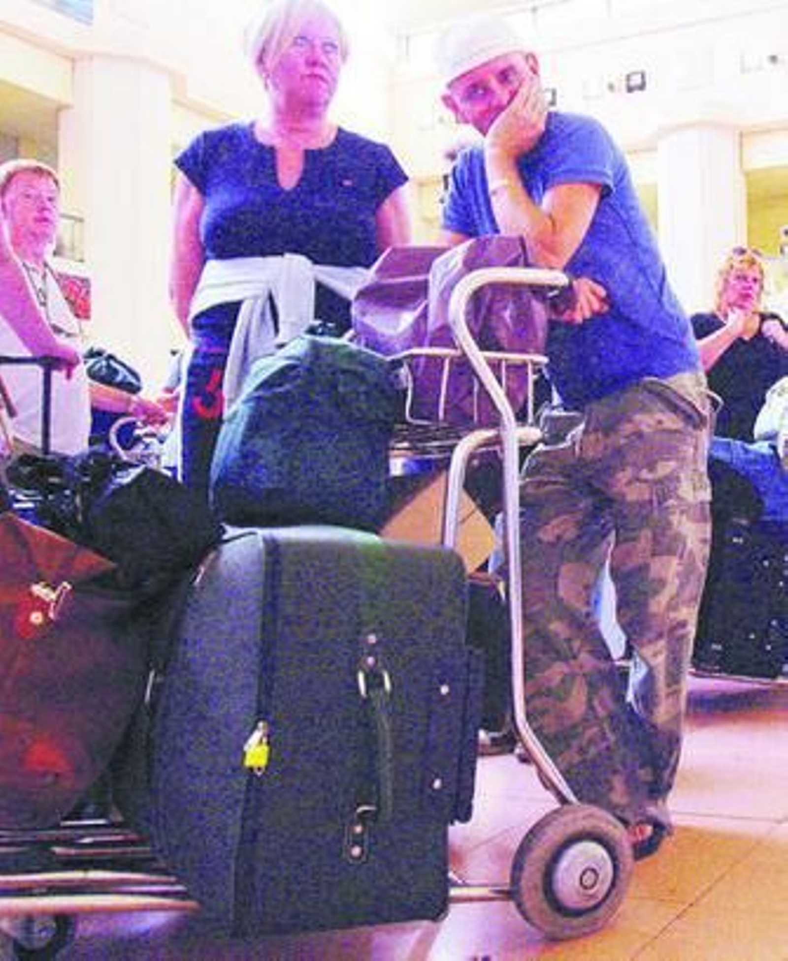Turistas extranjeros esperando en el aeropuerto de Málaga.