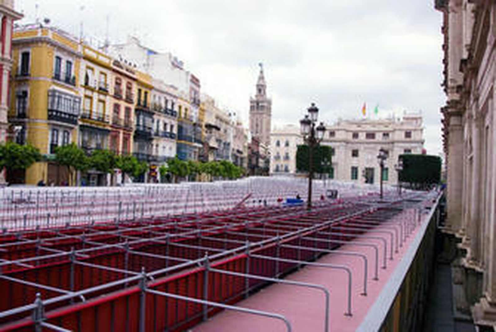 Una empresa pide los palcos para un desfile de moda tras la Semana Santa
