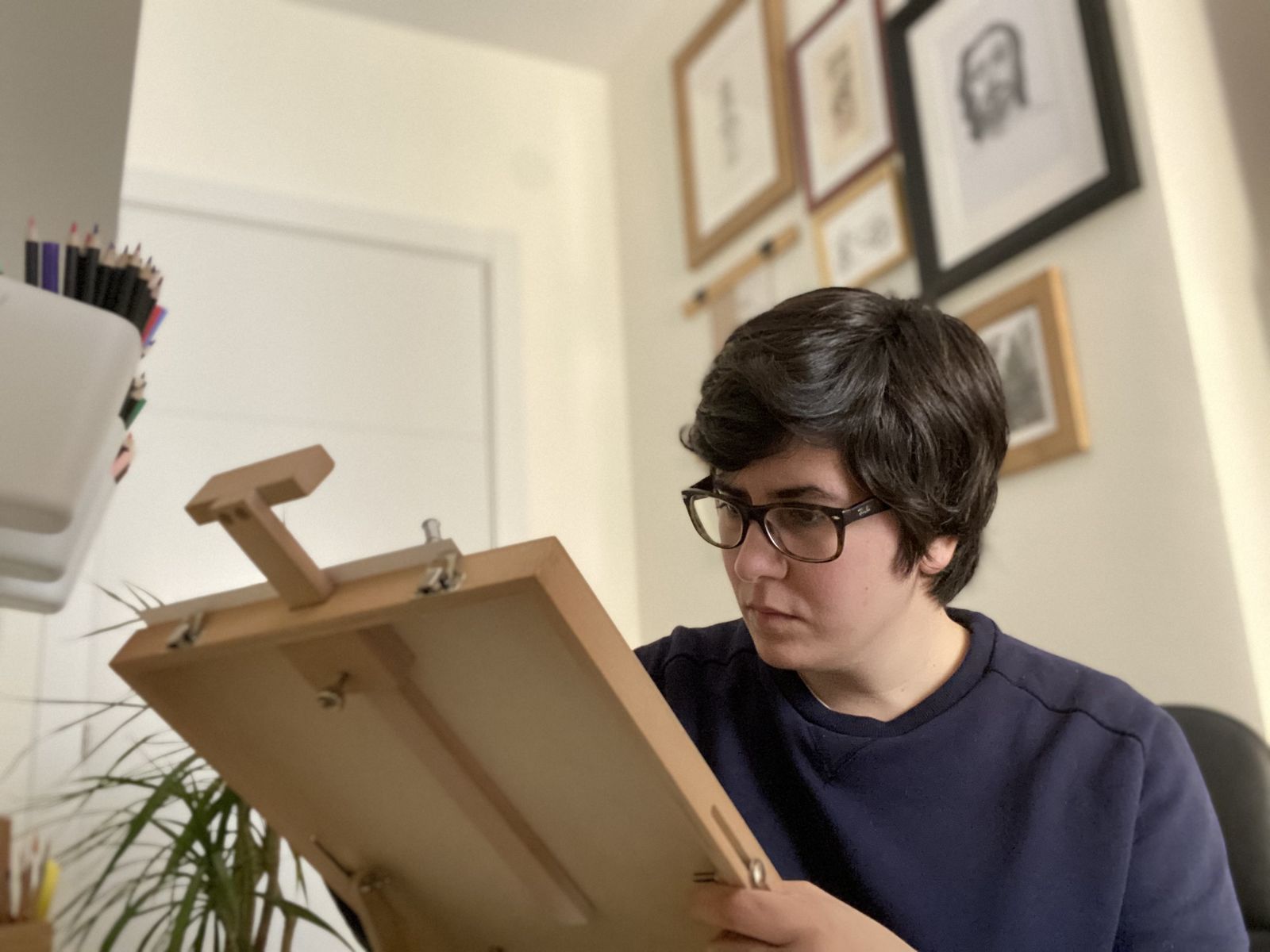 Estefanía Recio durante una sesión de dibujo