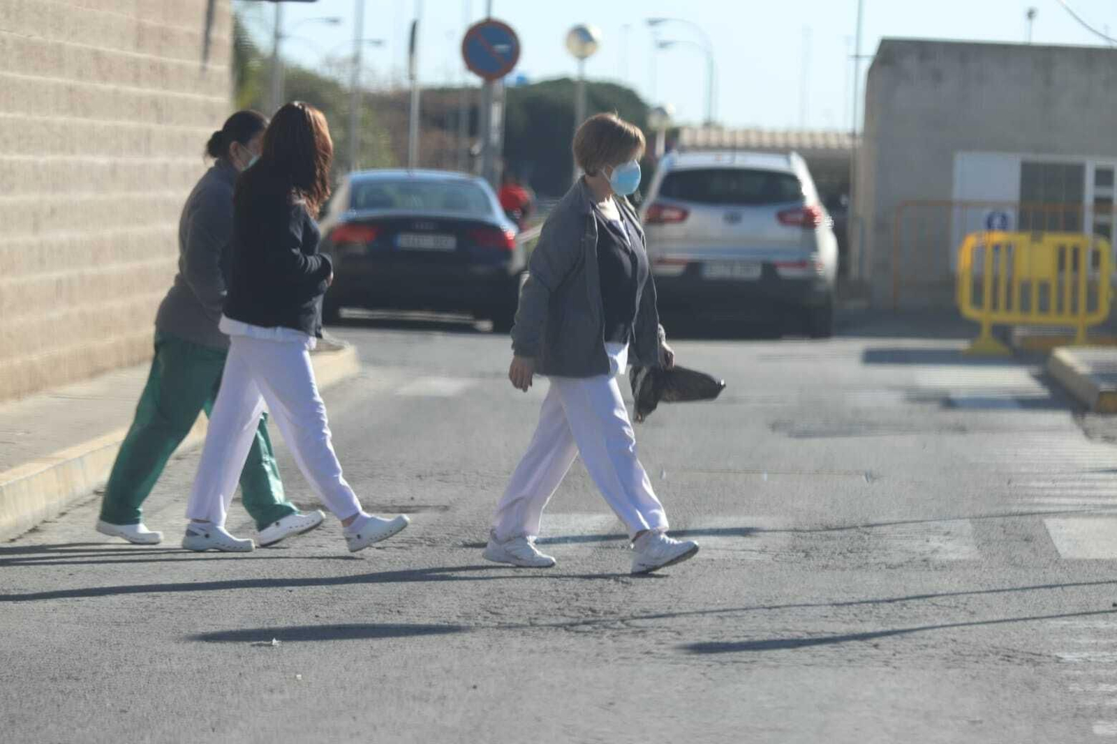 Tres trabajadoras en el exterior del Hospital Juan Ramón Jiménez.